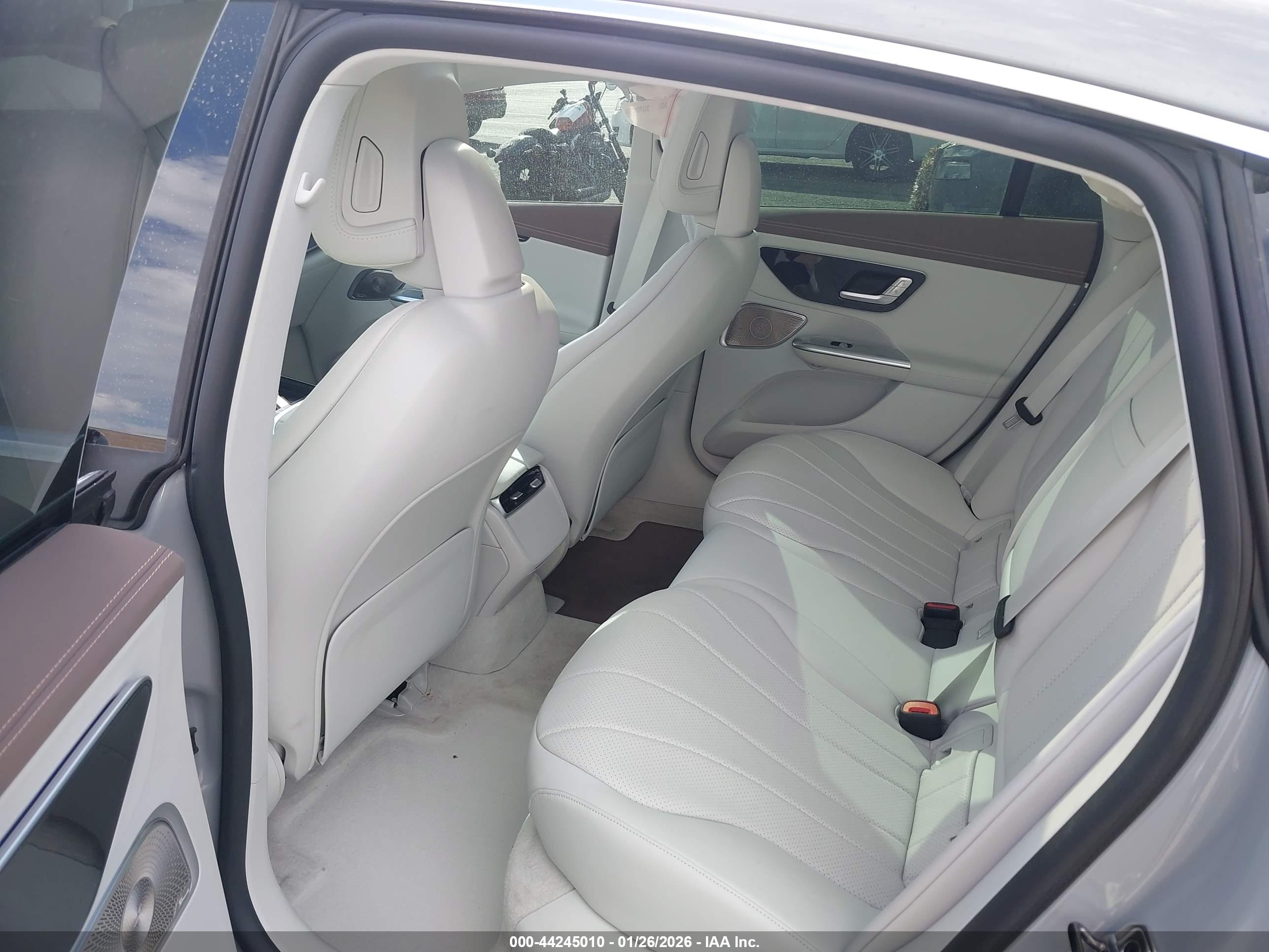 MERCEDES-BENZ EQE image 8