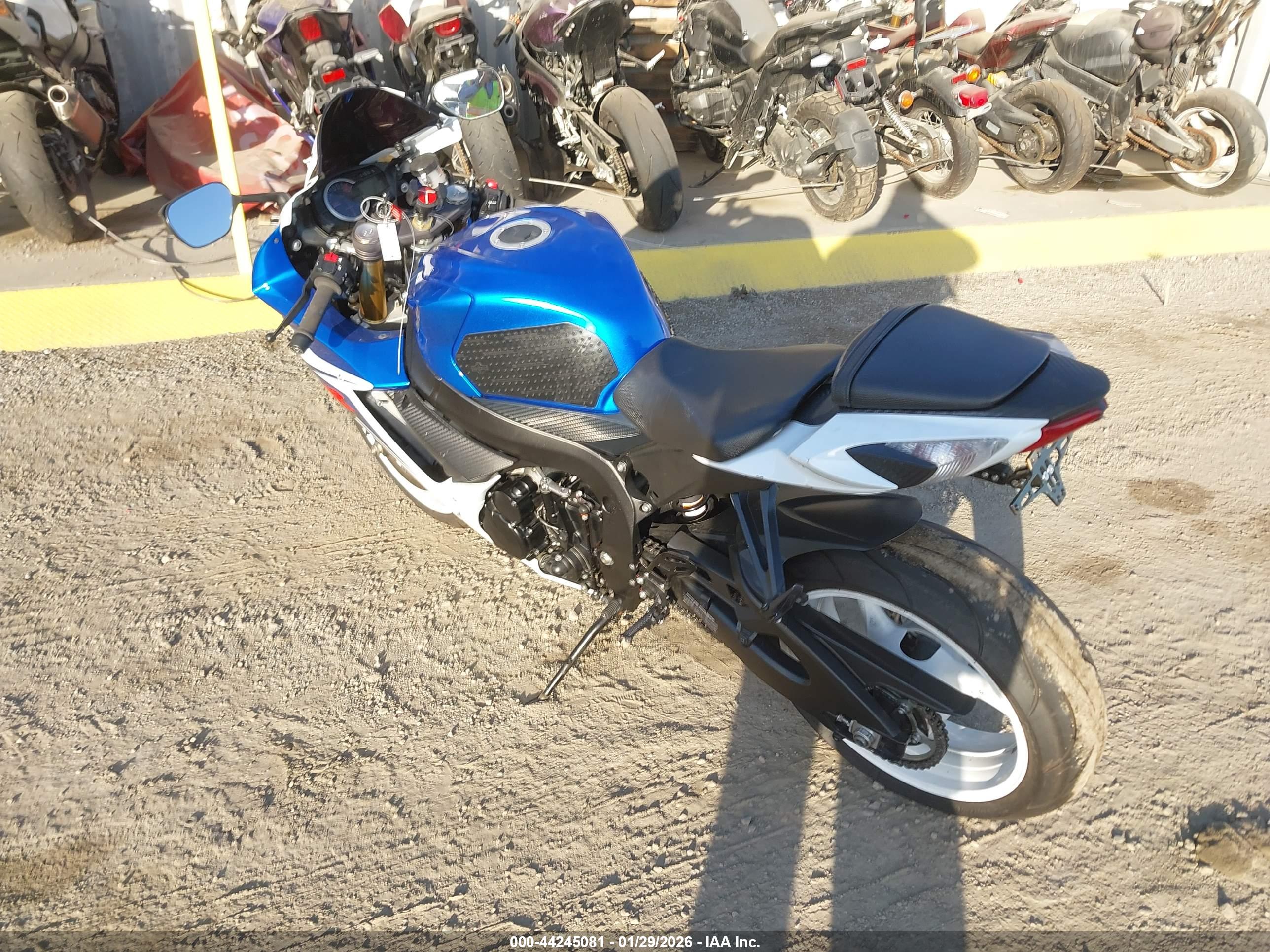 SUZUKI GSX-R750 image 3