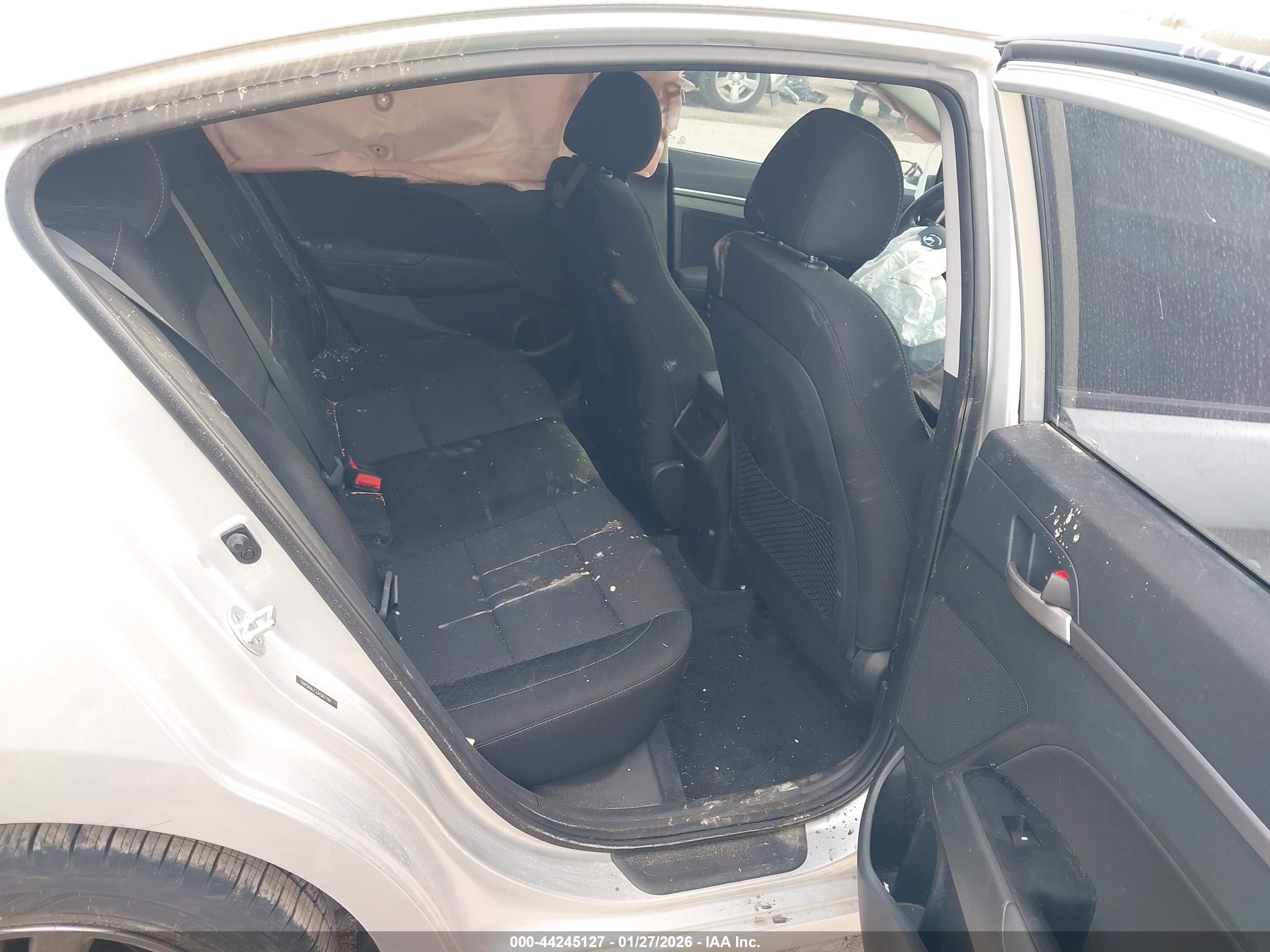 HYUNDAI ELANTRA image 8