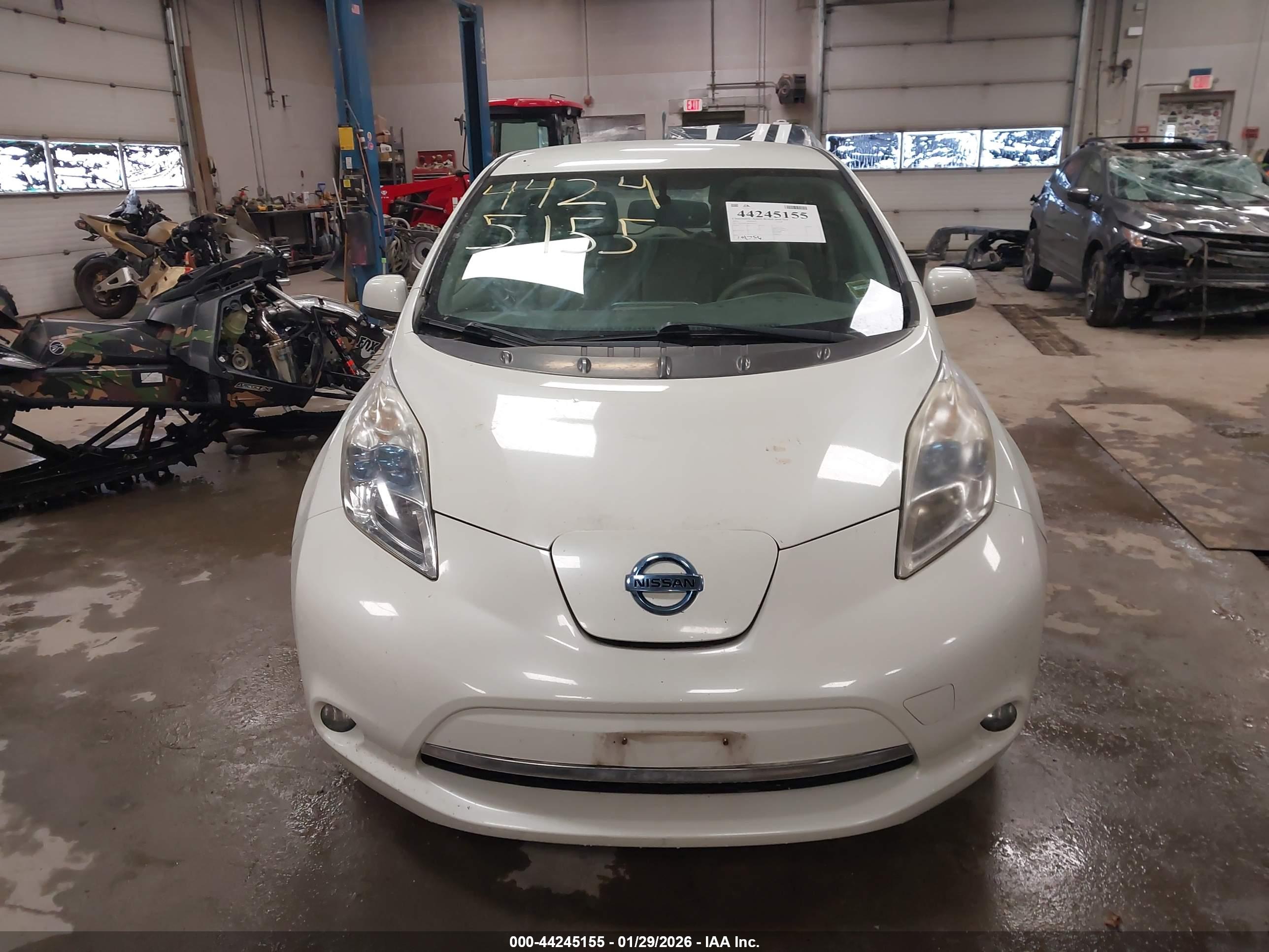 NISSAN LEAF image 10