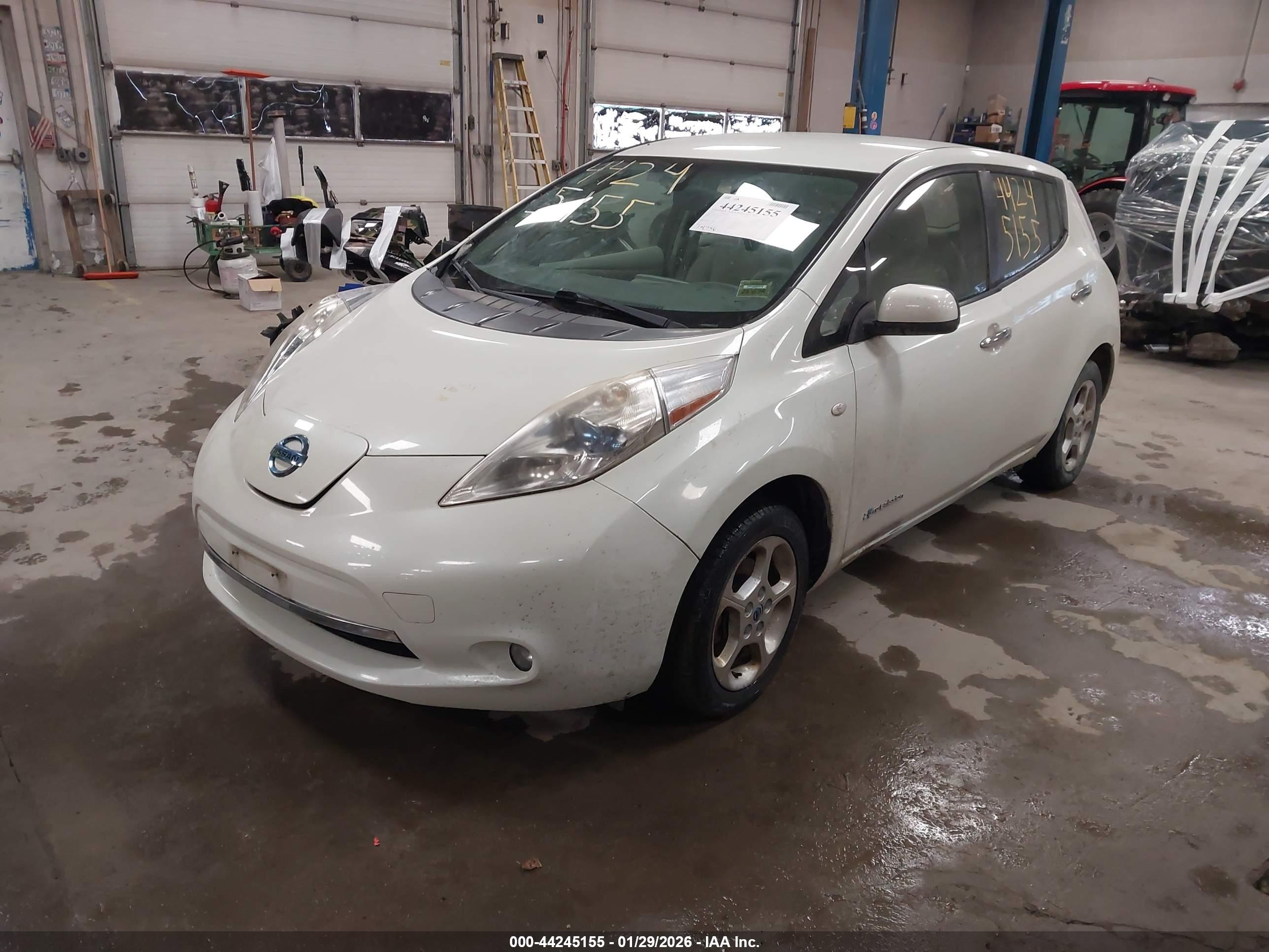 NISSAN LEAF image 2