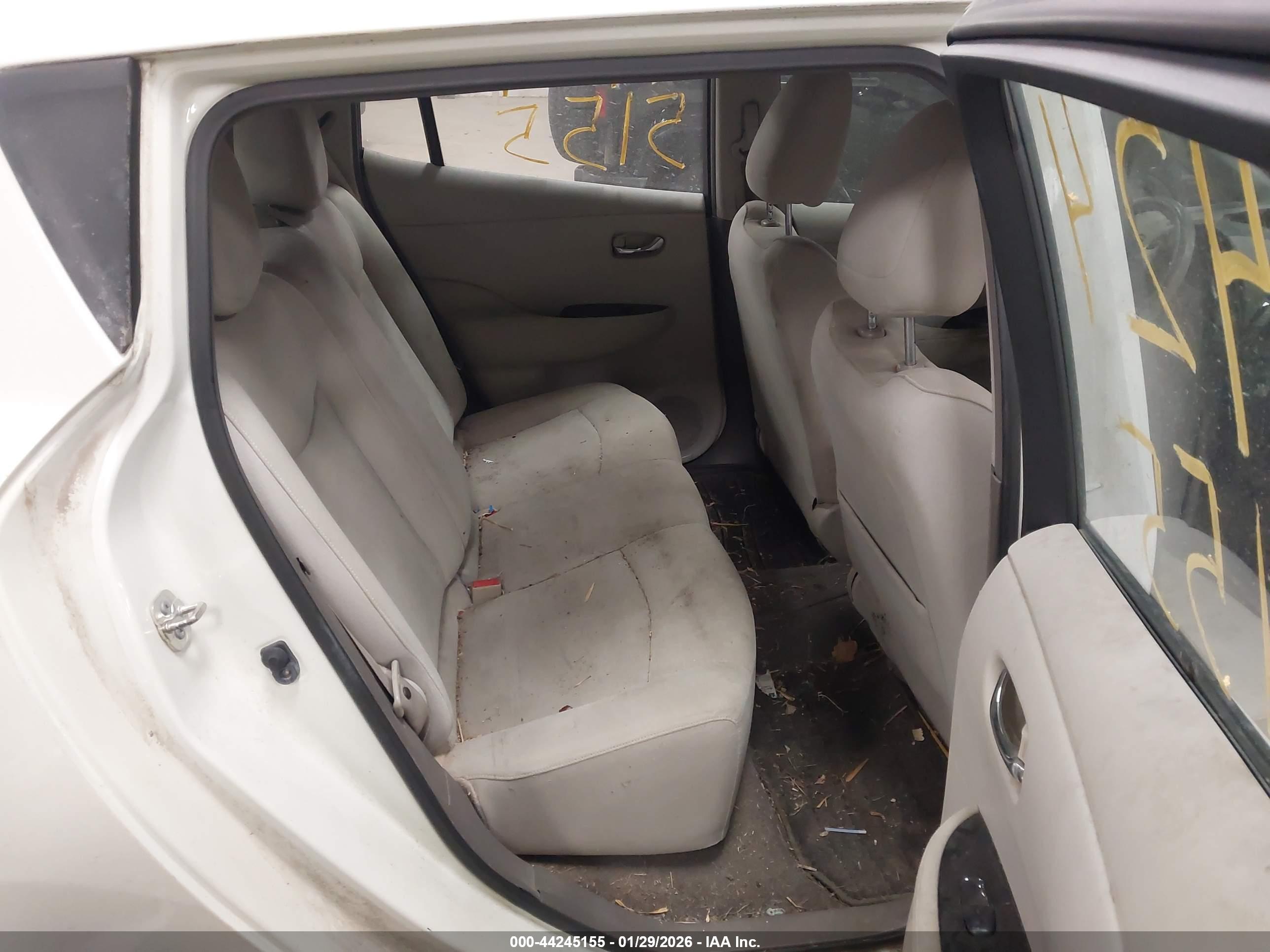 NISSAN LEAF image 8