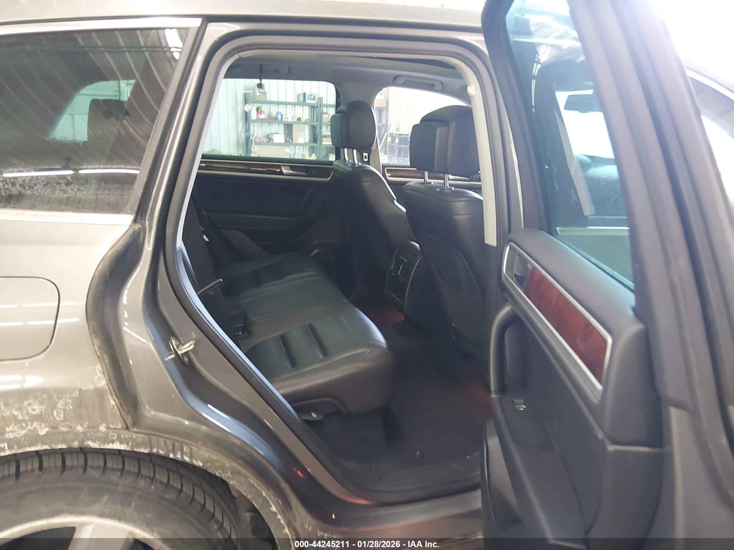 VOLKSWAGEN TOUAREG image 8