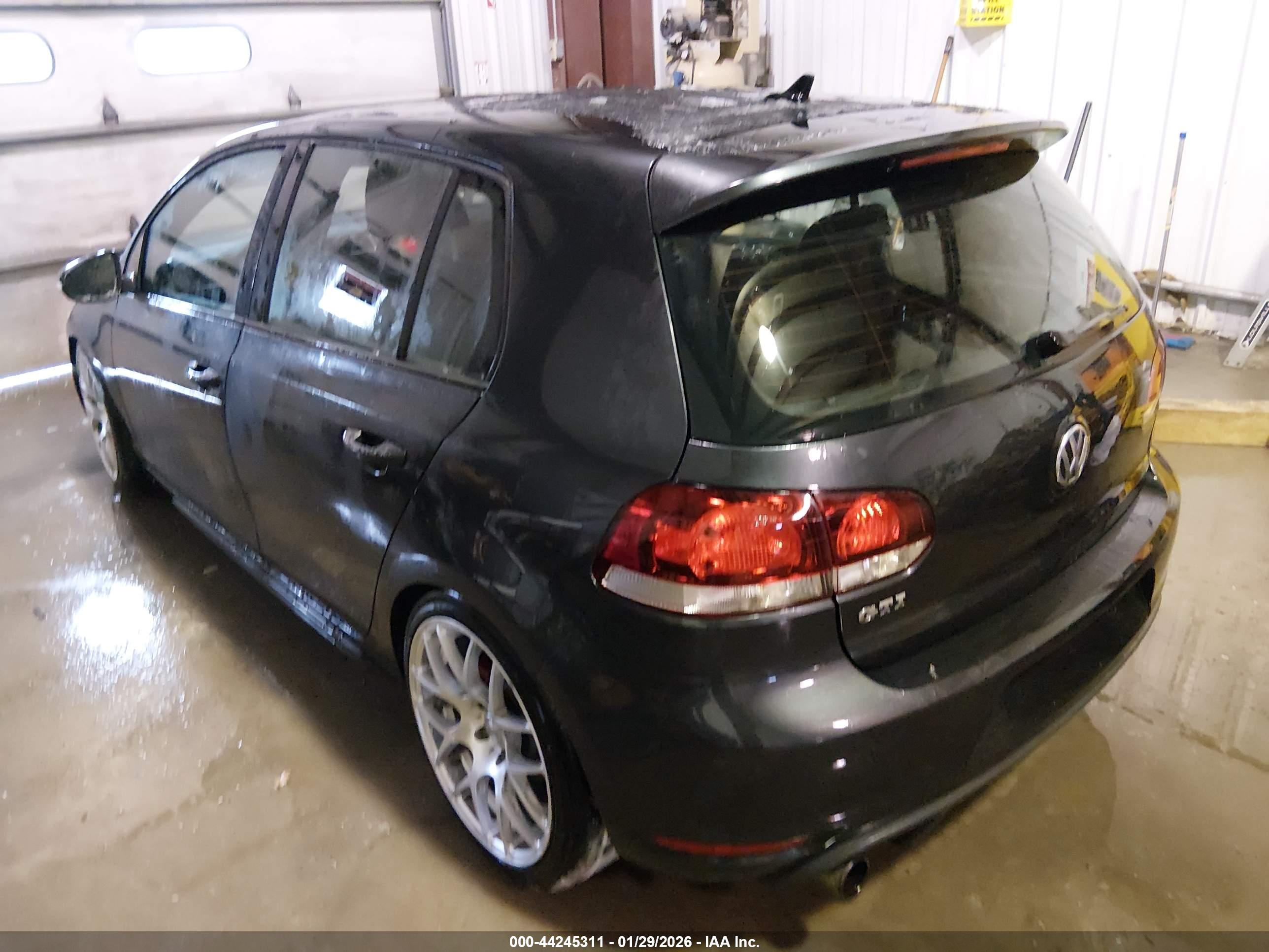 VOLKSWAGEN GTI image 3