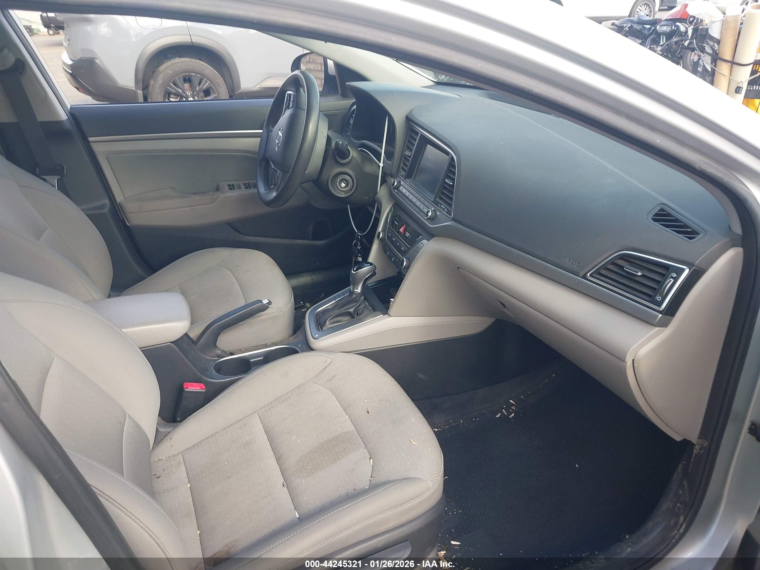 HYUNDAI ELANTRA image 5
