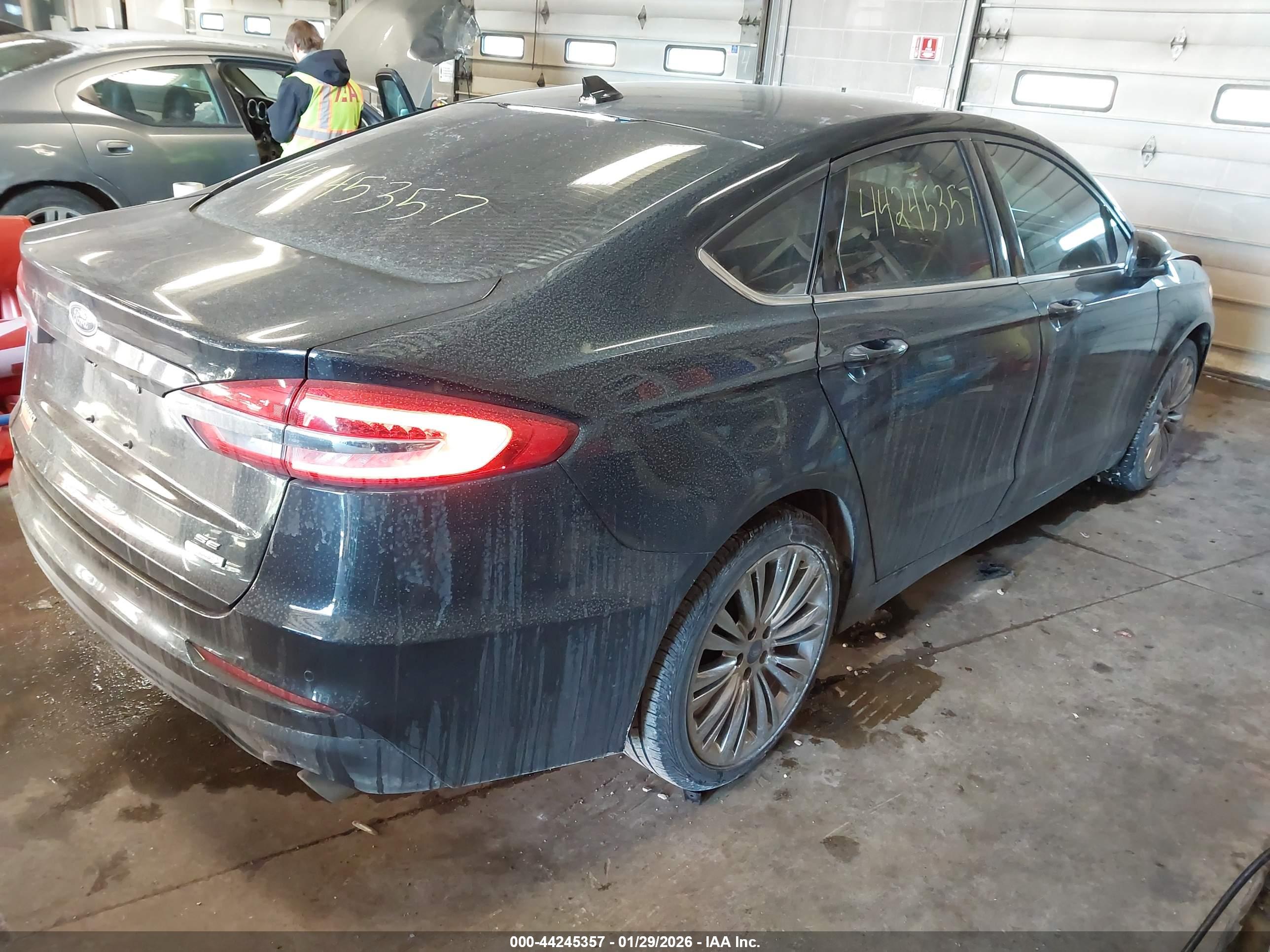FORD FUSION image 4