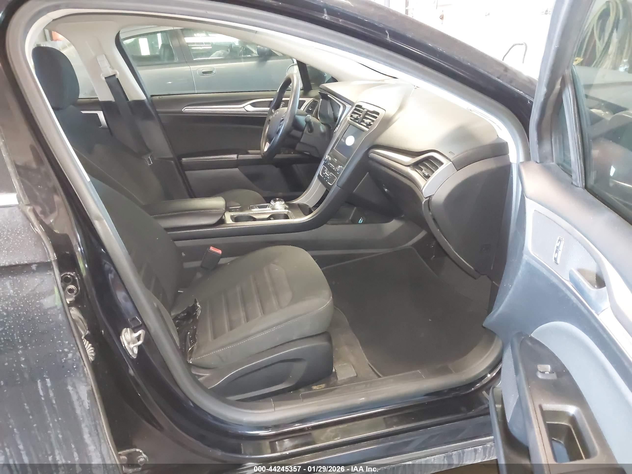 FORD FUSION image 5