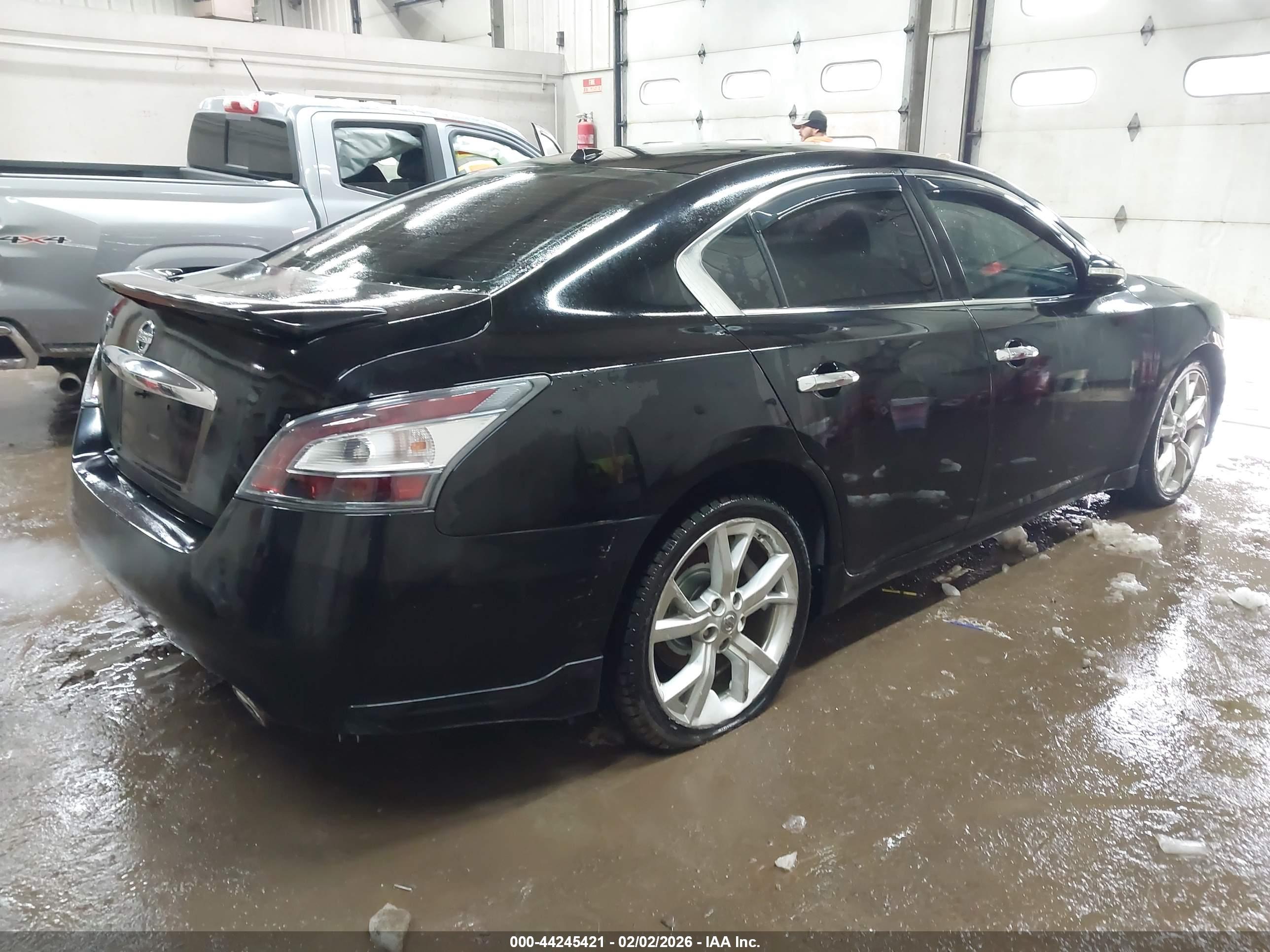 NISSAN MAXIMA image 4