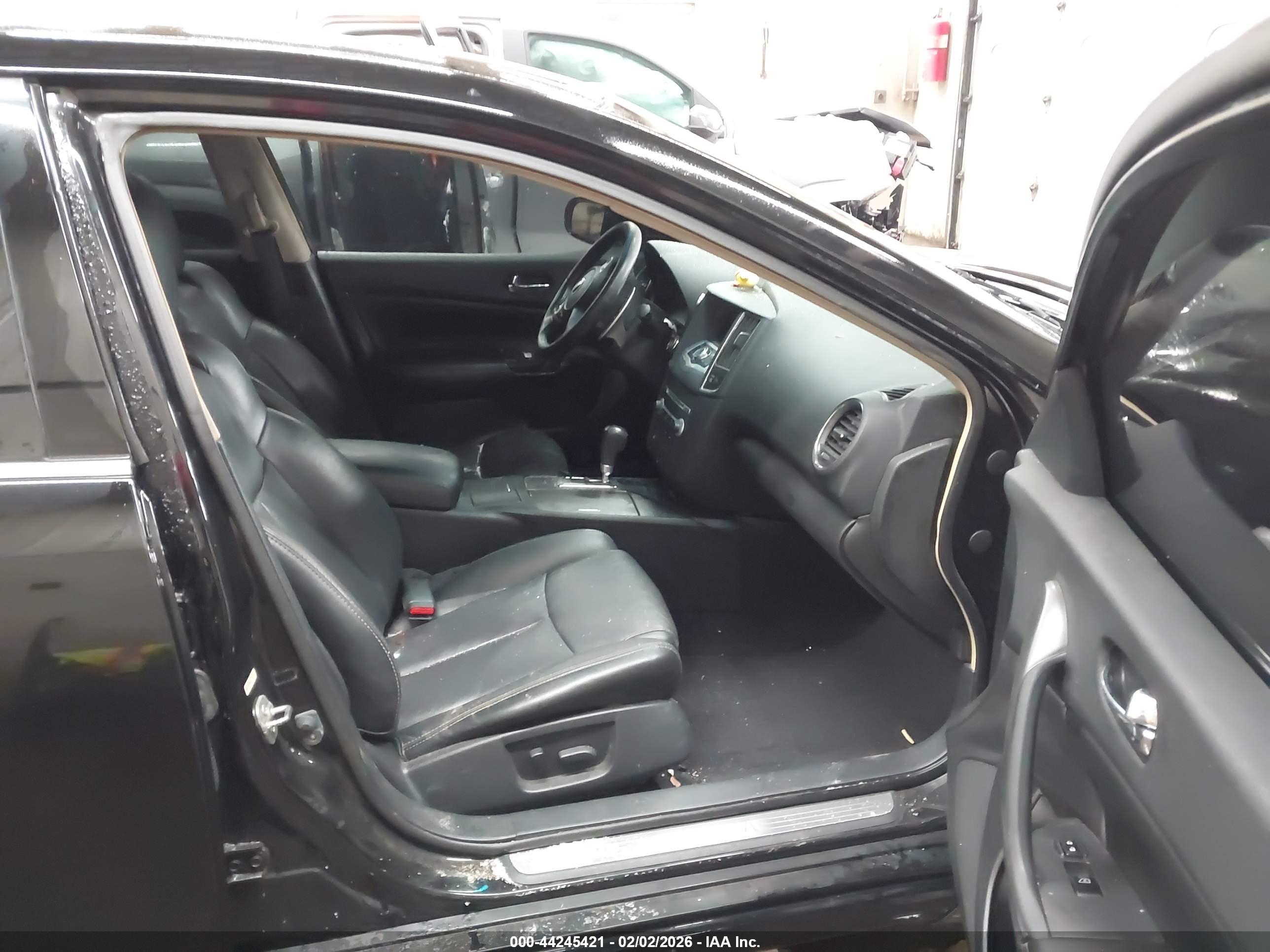 NISSAN MAXIMA image 5