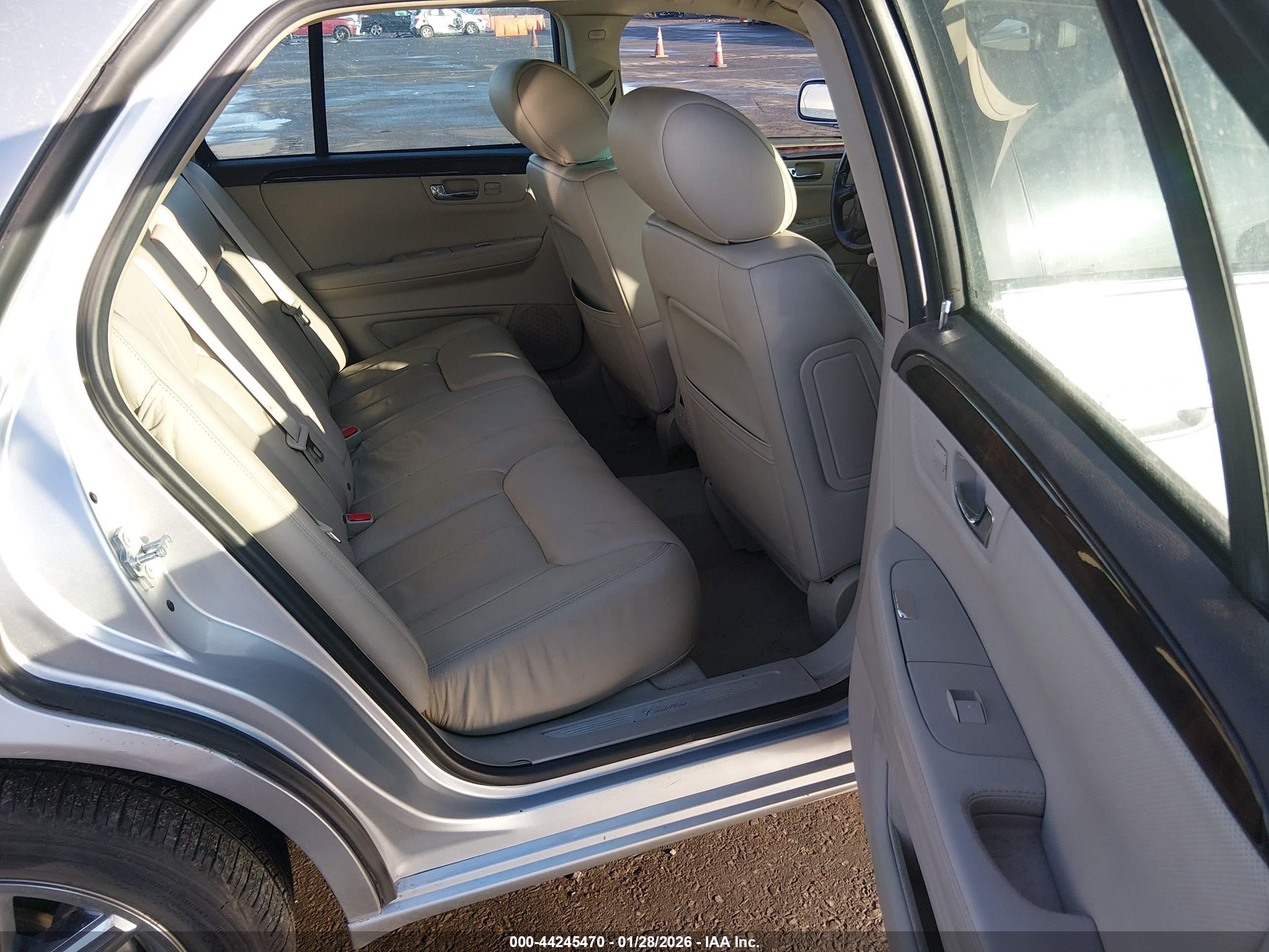 CADILLAC DTS image 8