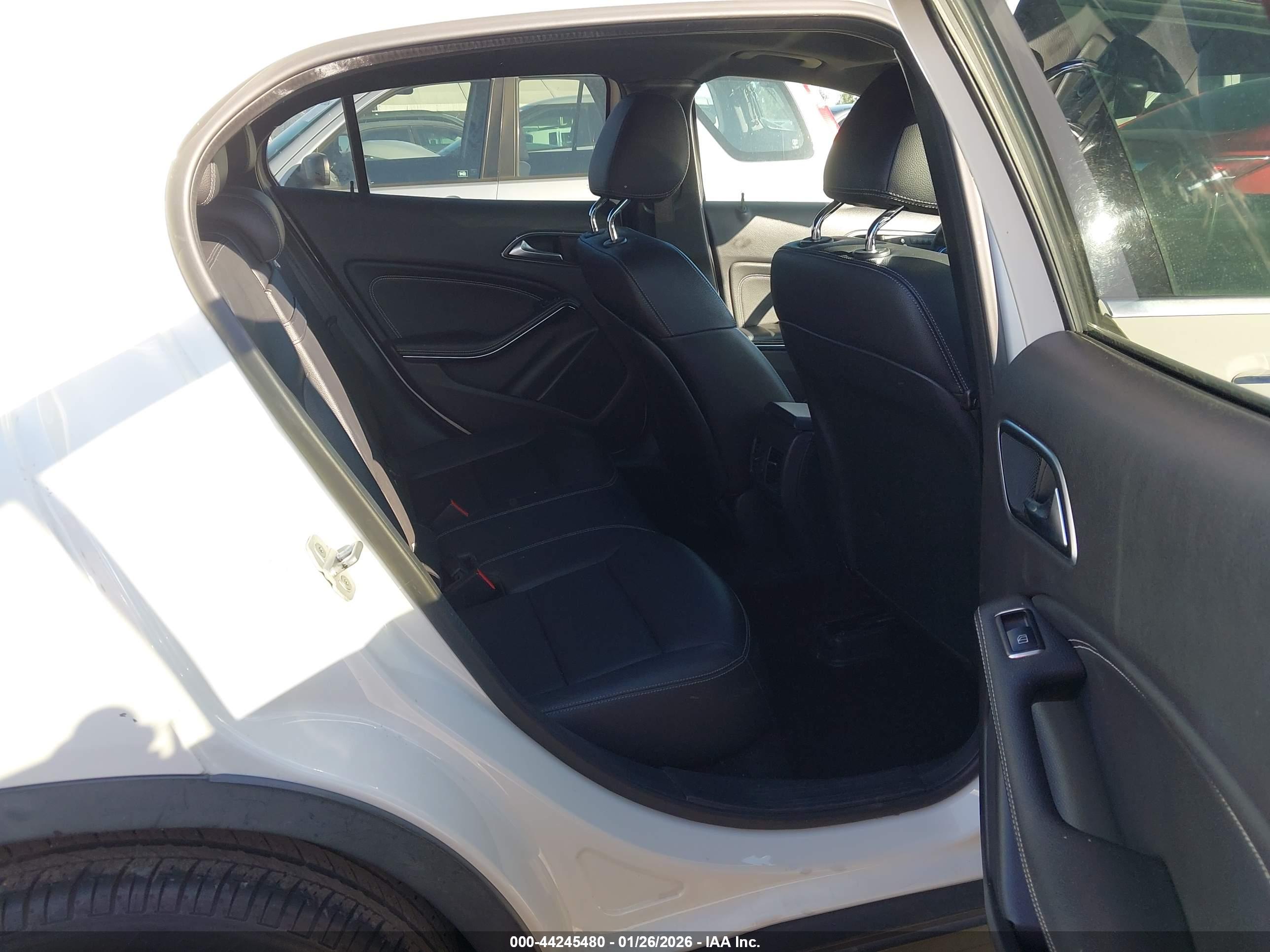 MERCEDES-BENZ GLA image 8