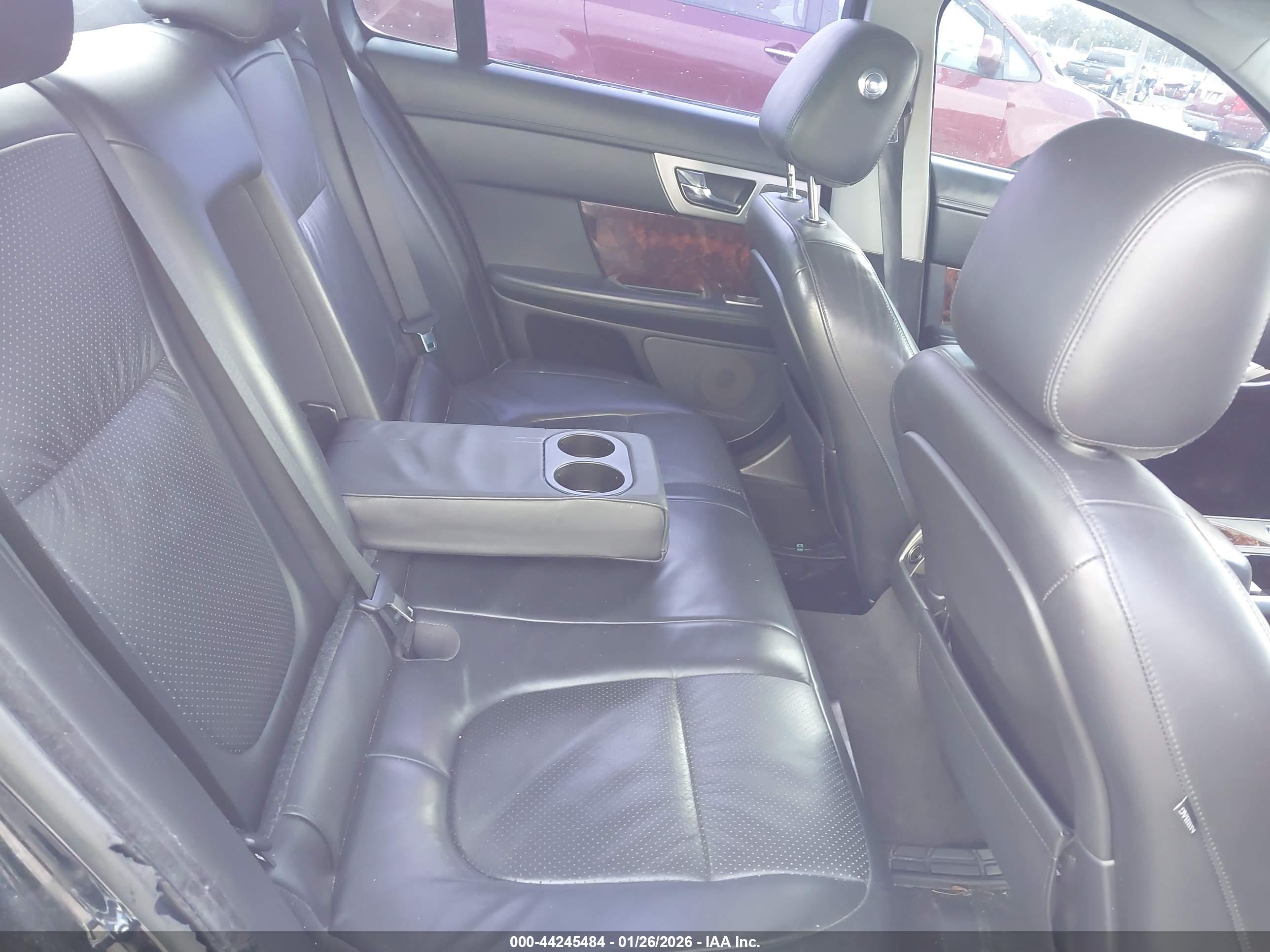 JAGUAR XF image 8