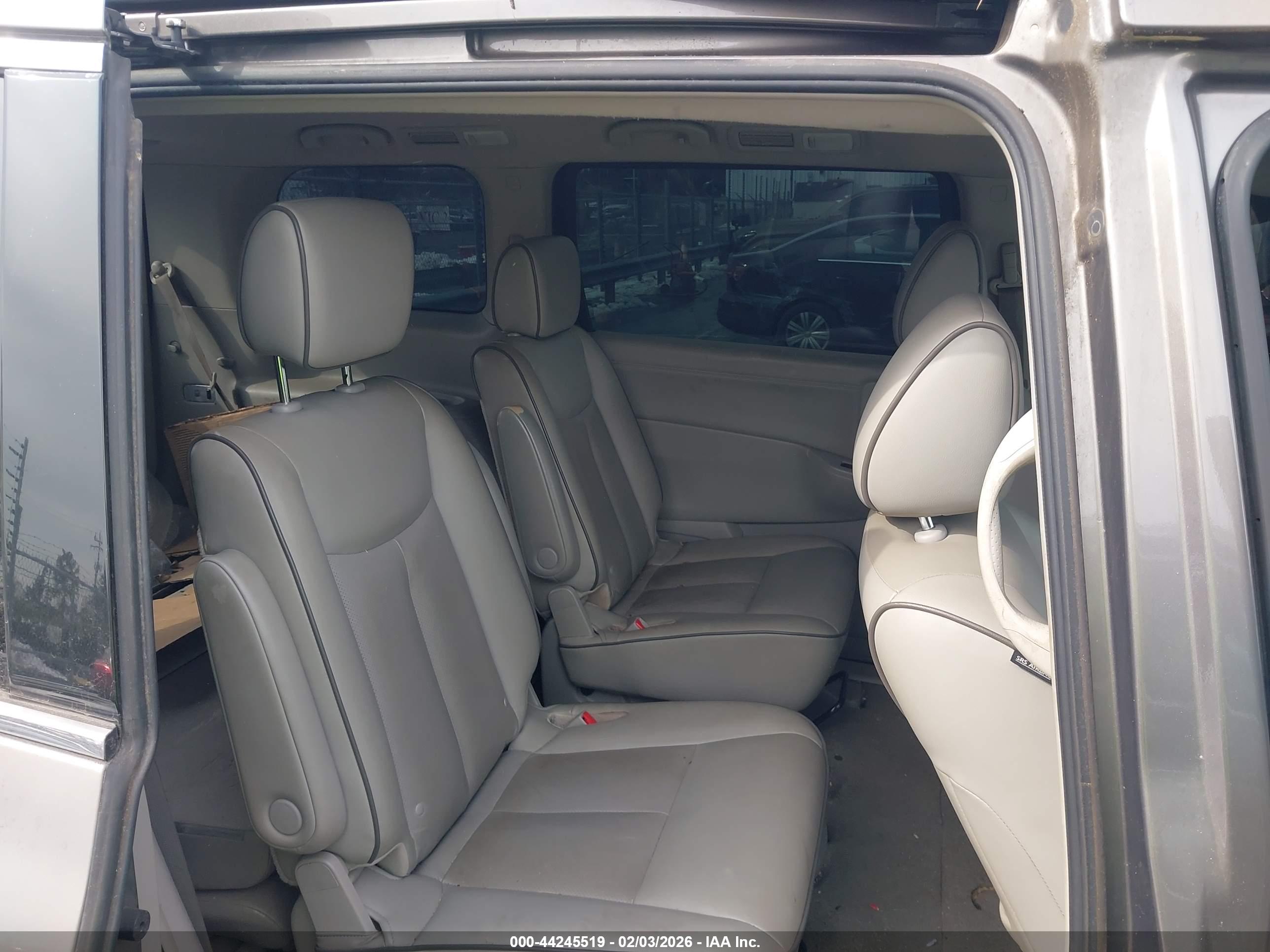 NISSAN QUEST image 8