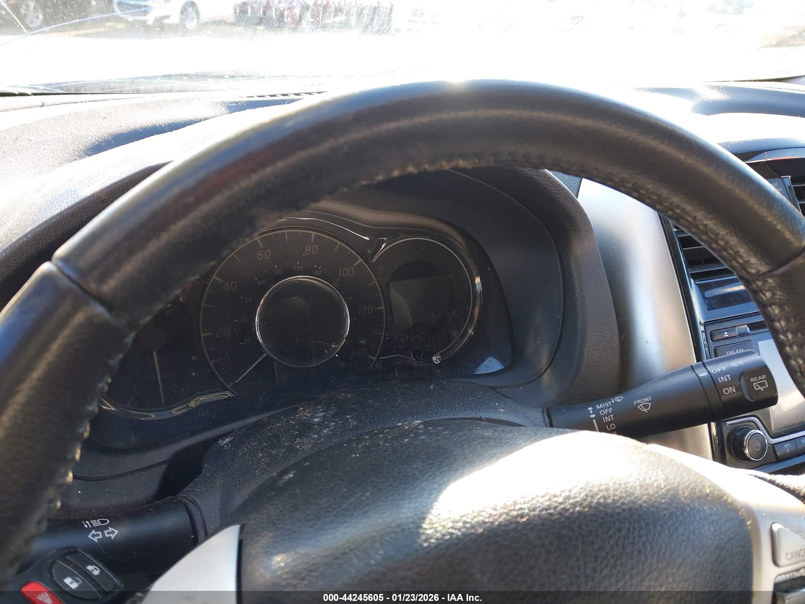 NISSAN VERSA image 7