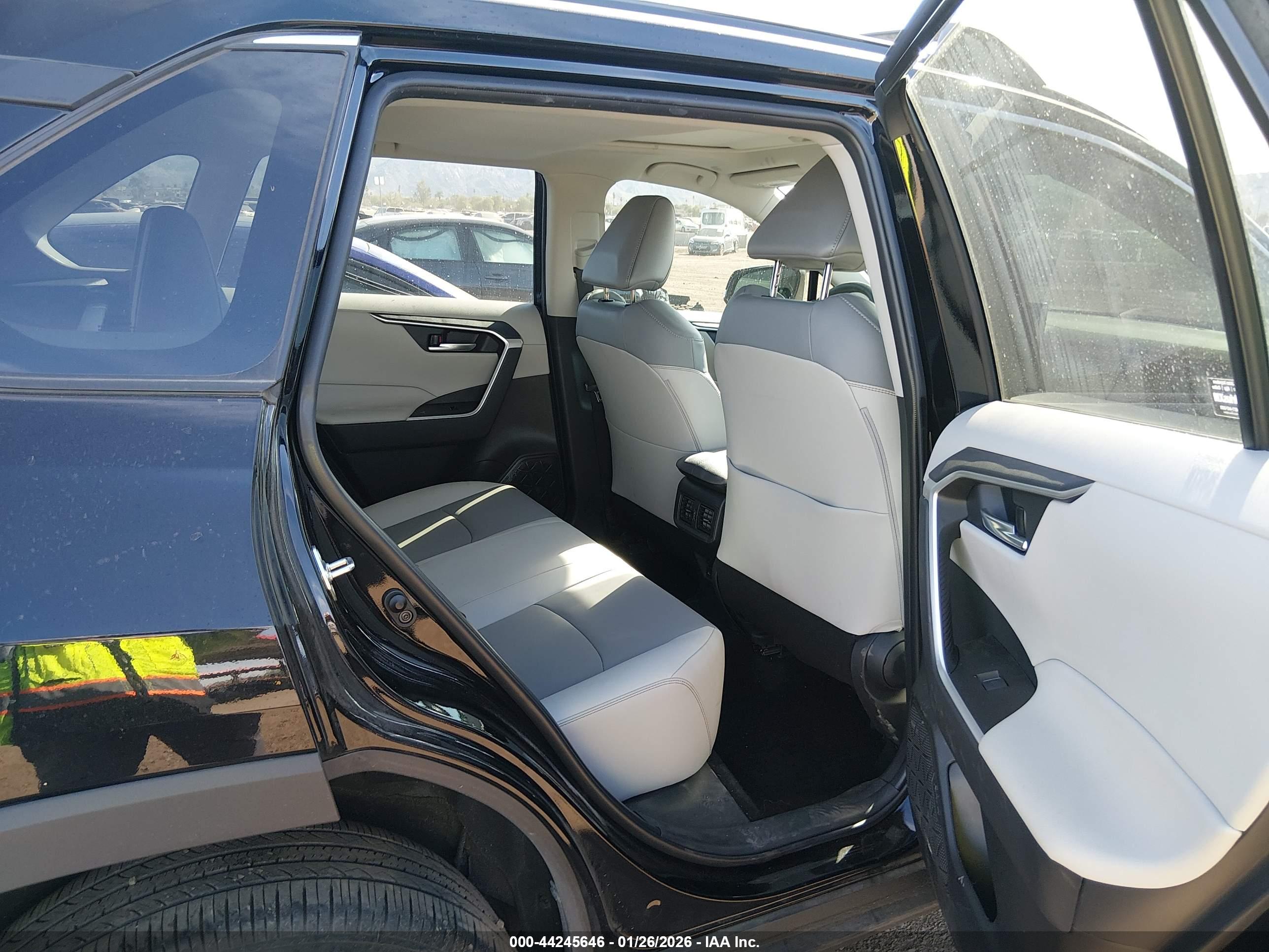 TOYOTA RAV4 image 8