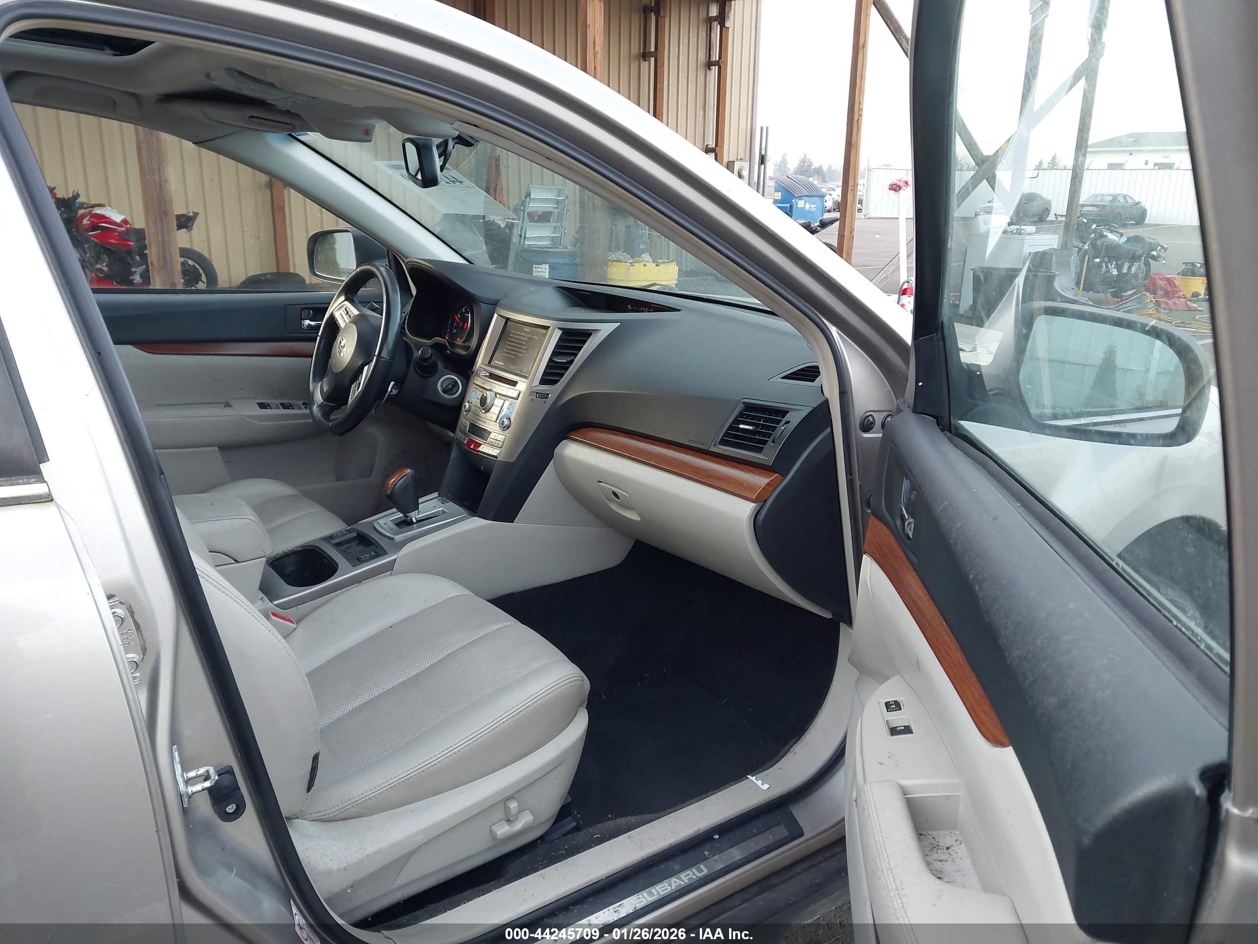SUBARU OUTBACK image 5