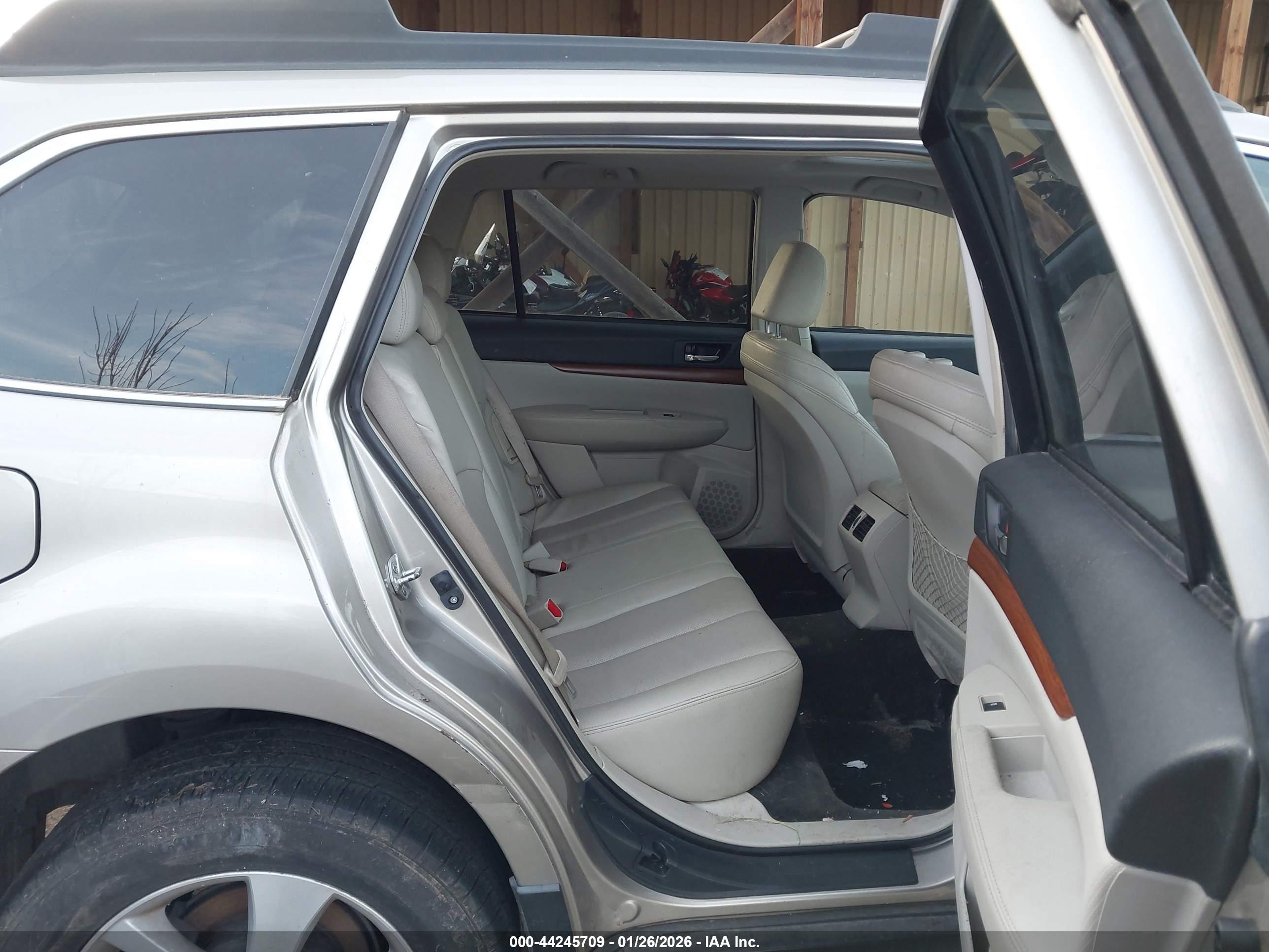 SUBARU OUTBACK image 8