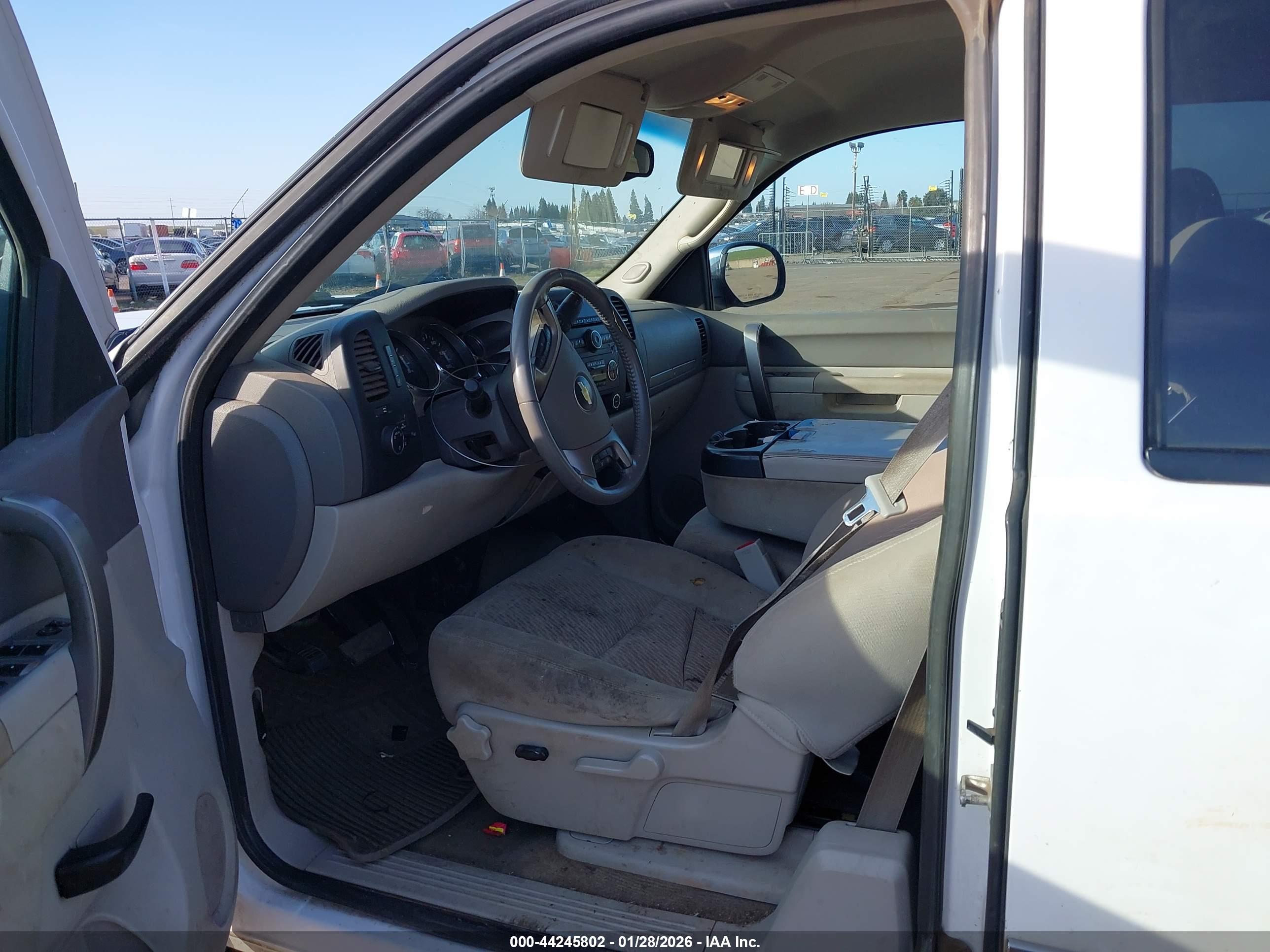 CHEVROLET SILVERADO image 5