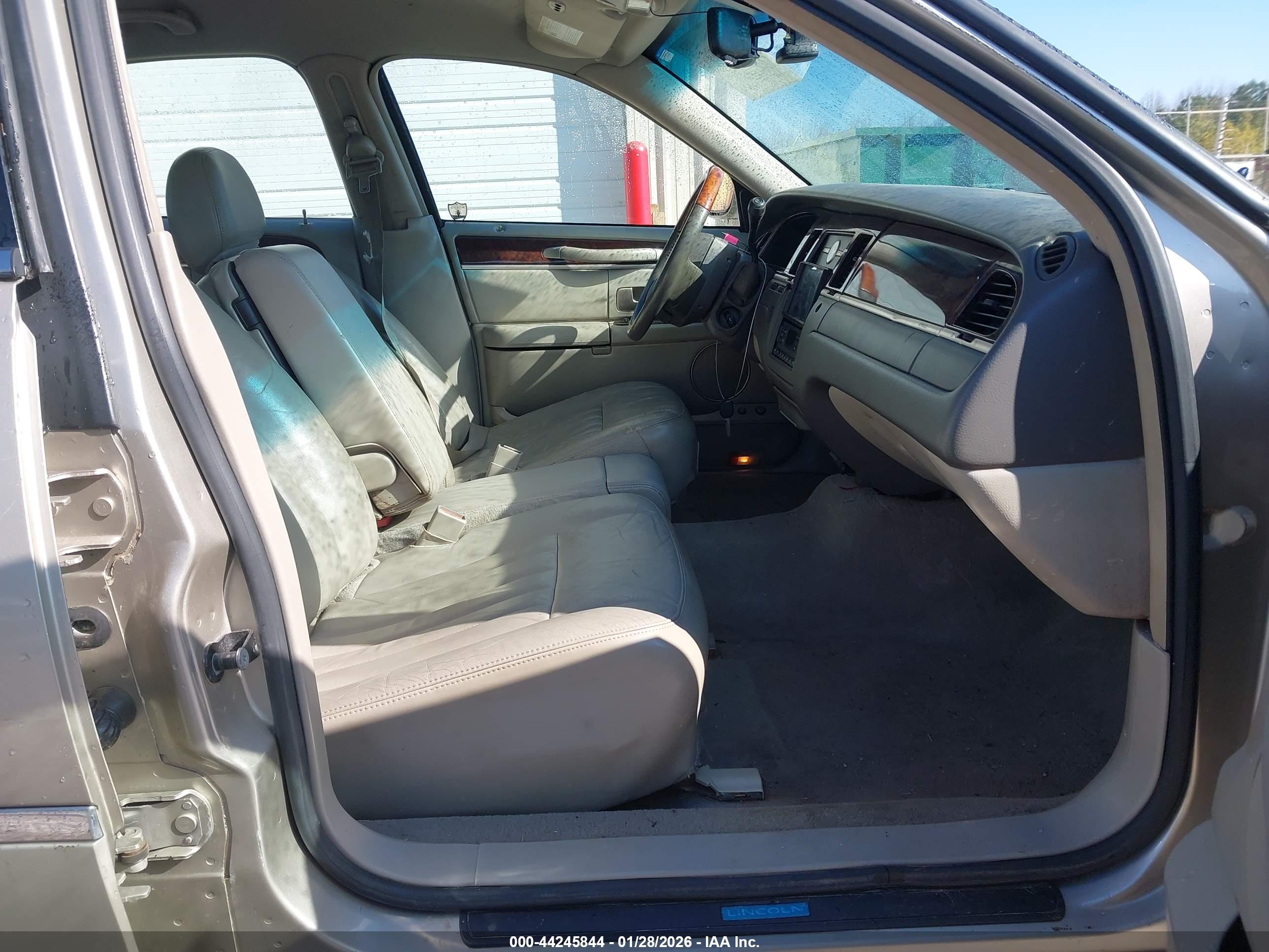 LINCOLN TOWN image 5