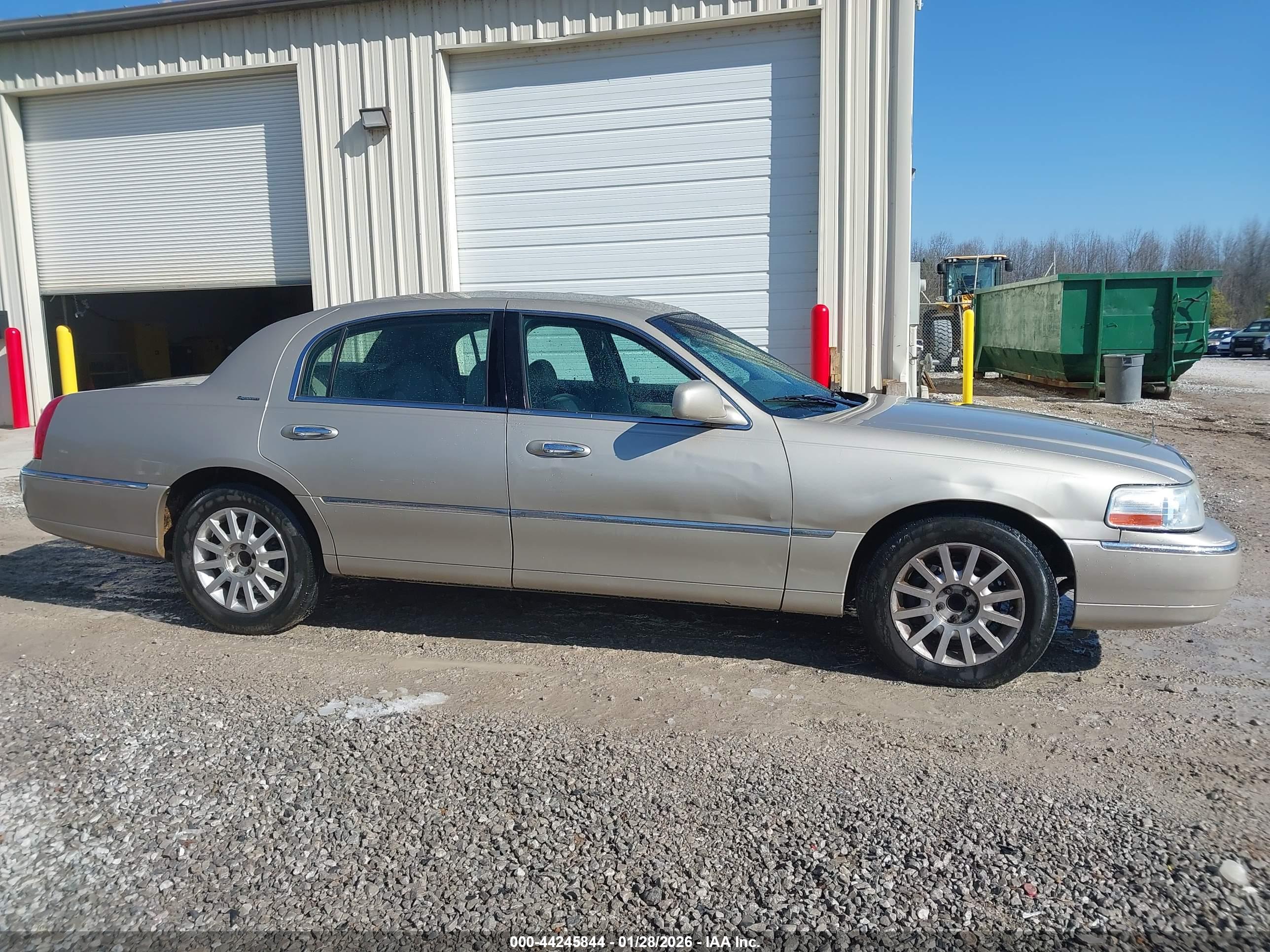 LINCOLN TOWN image 6