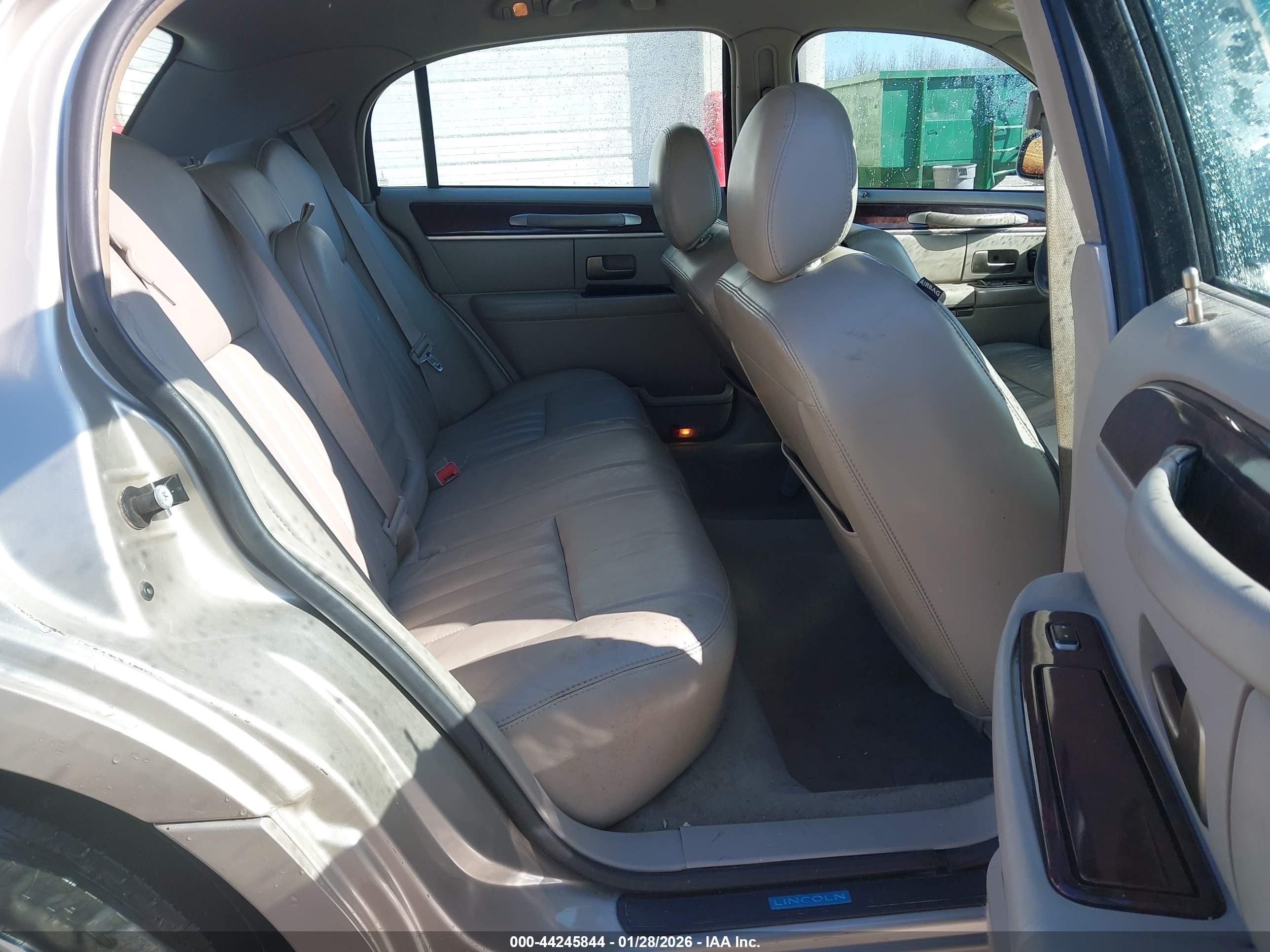 LINCOLN TOWN image 8