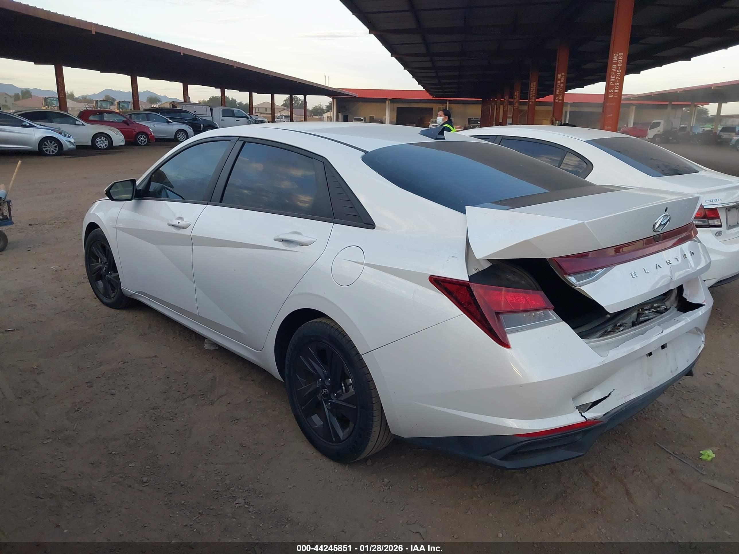 HYUNDAI ELANTRA image 3