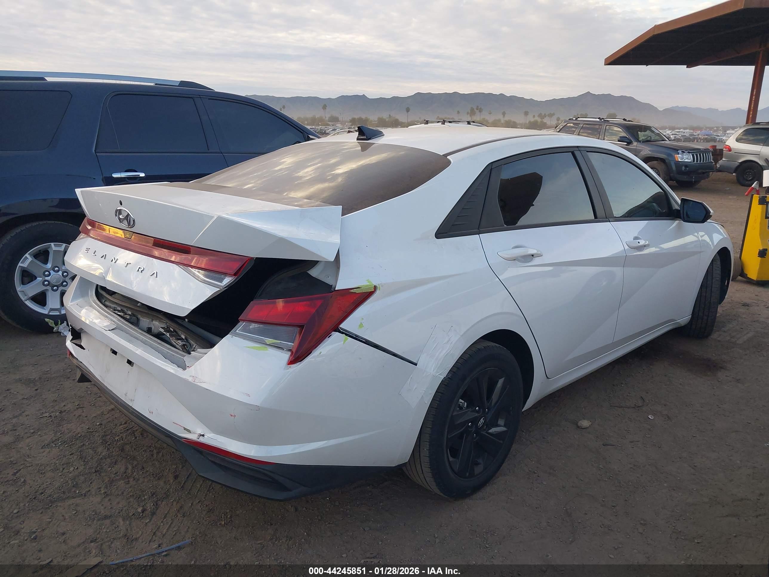 HYUNDAI ELANTRA image 4