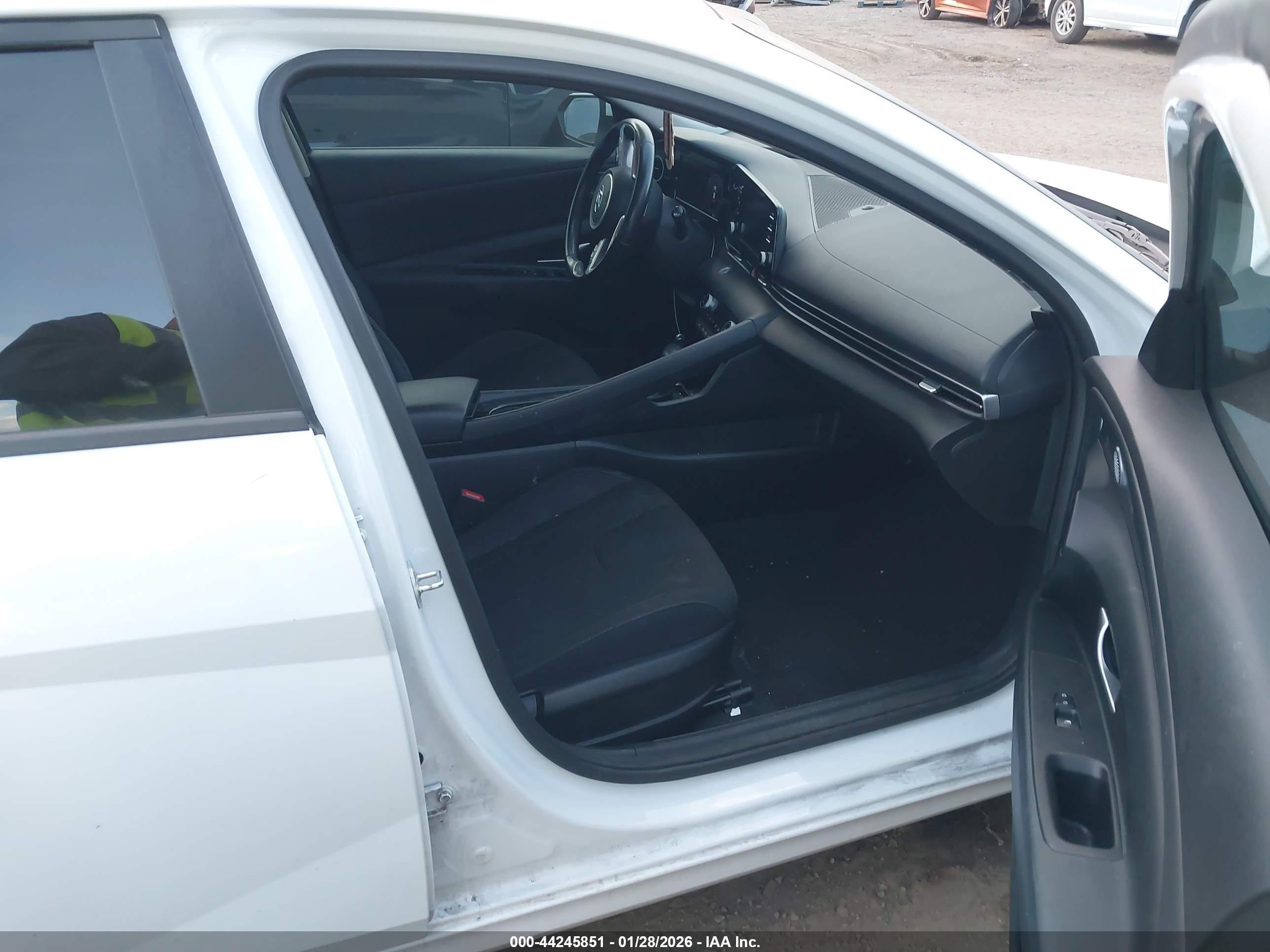 HYUNDAI ELANTRA image 5