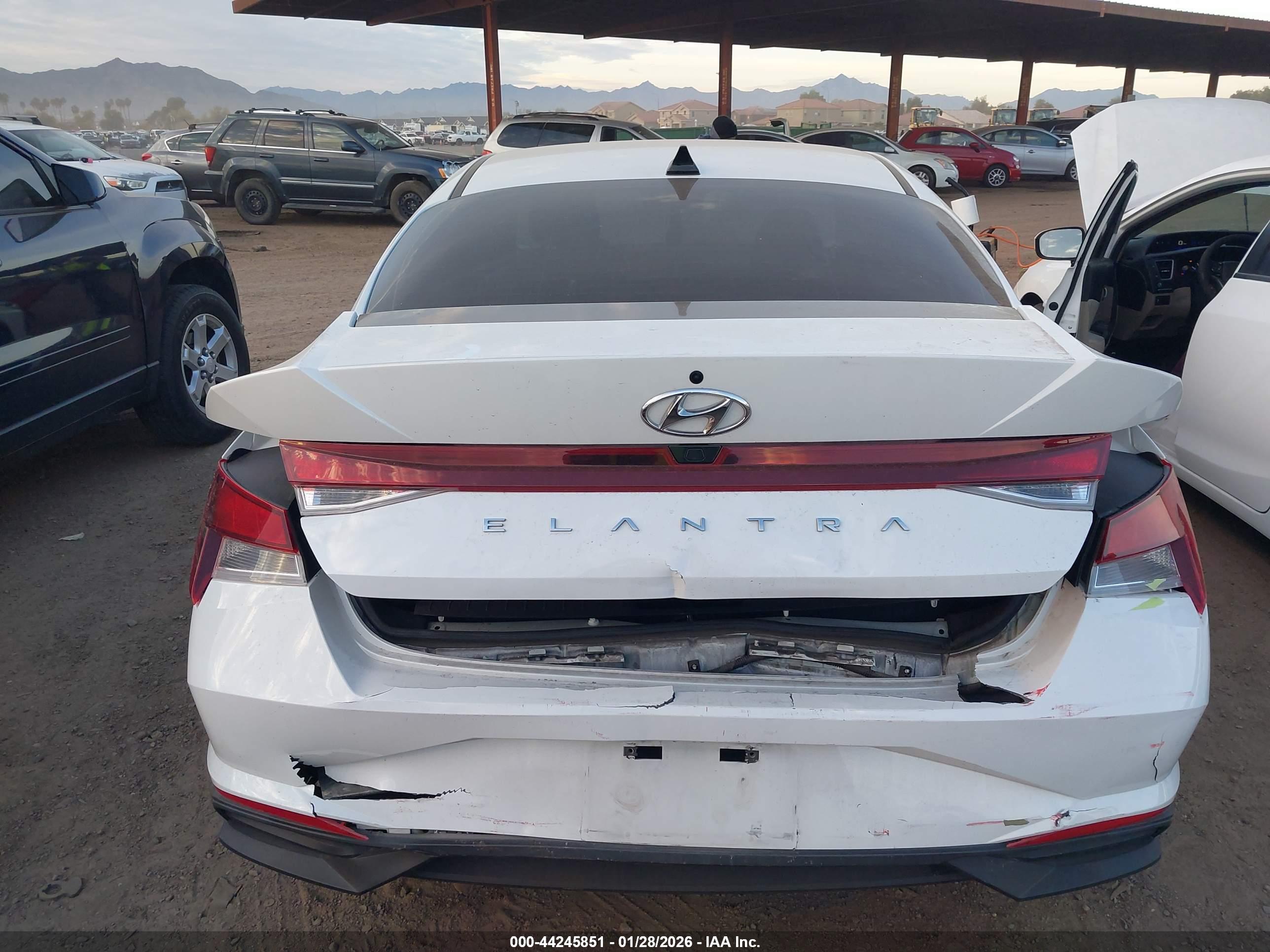 HYUNDAI ELANTRA image 6