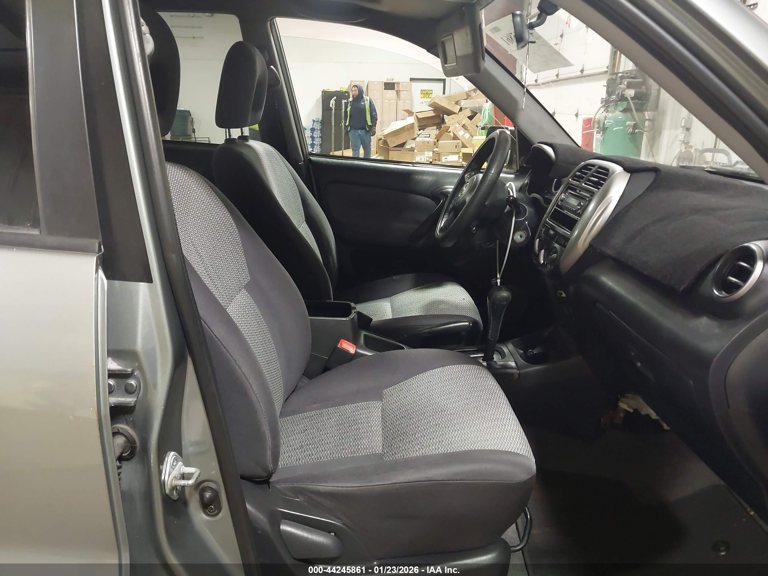 TOYOTA RAV4 image 5