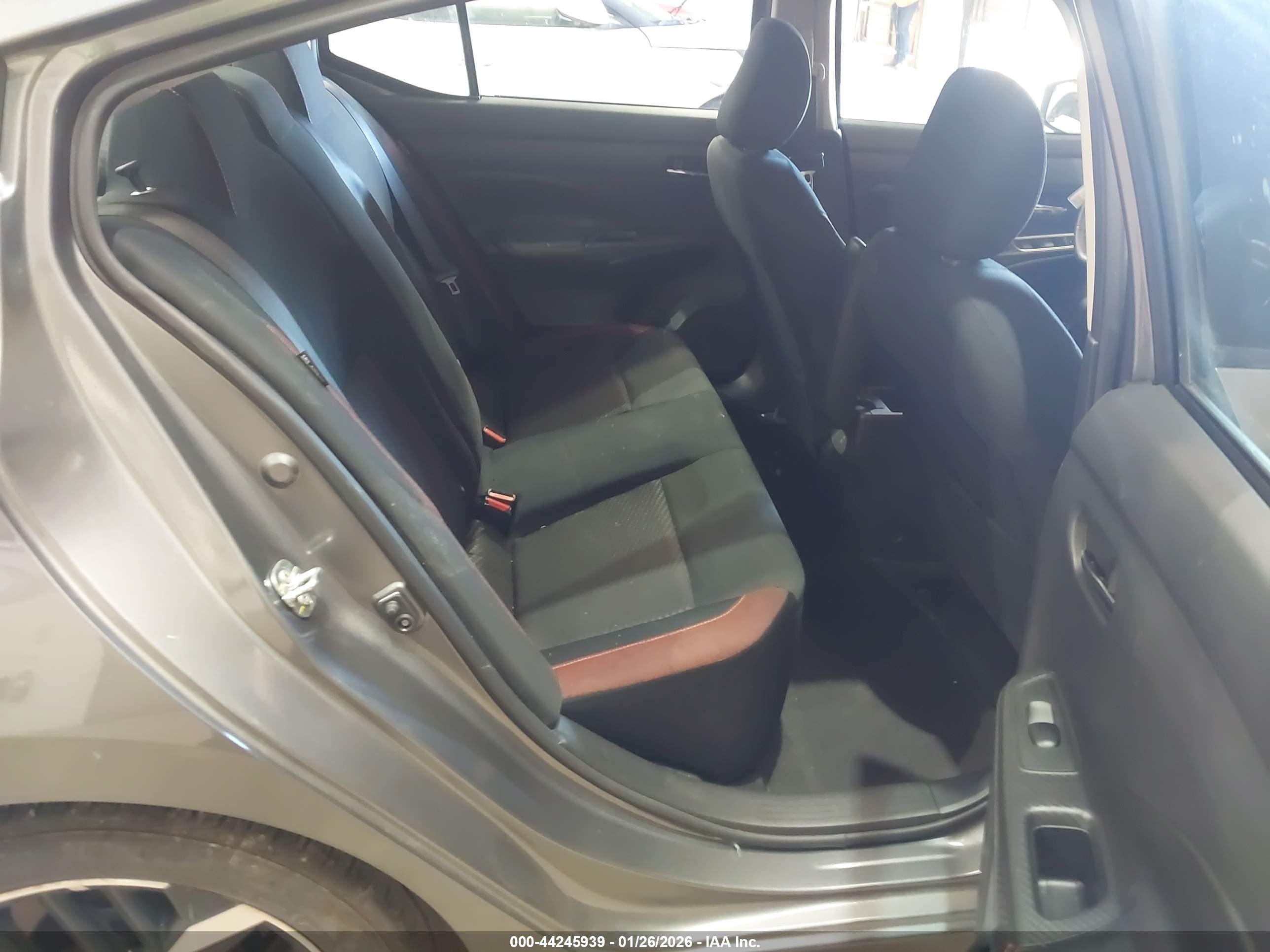 NISSAN VERSA image 8