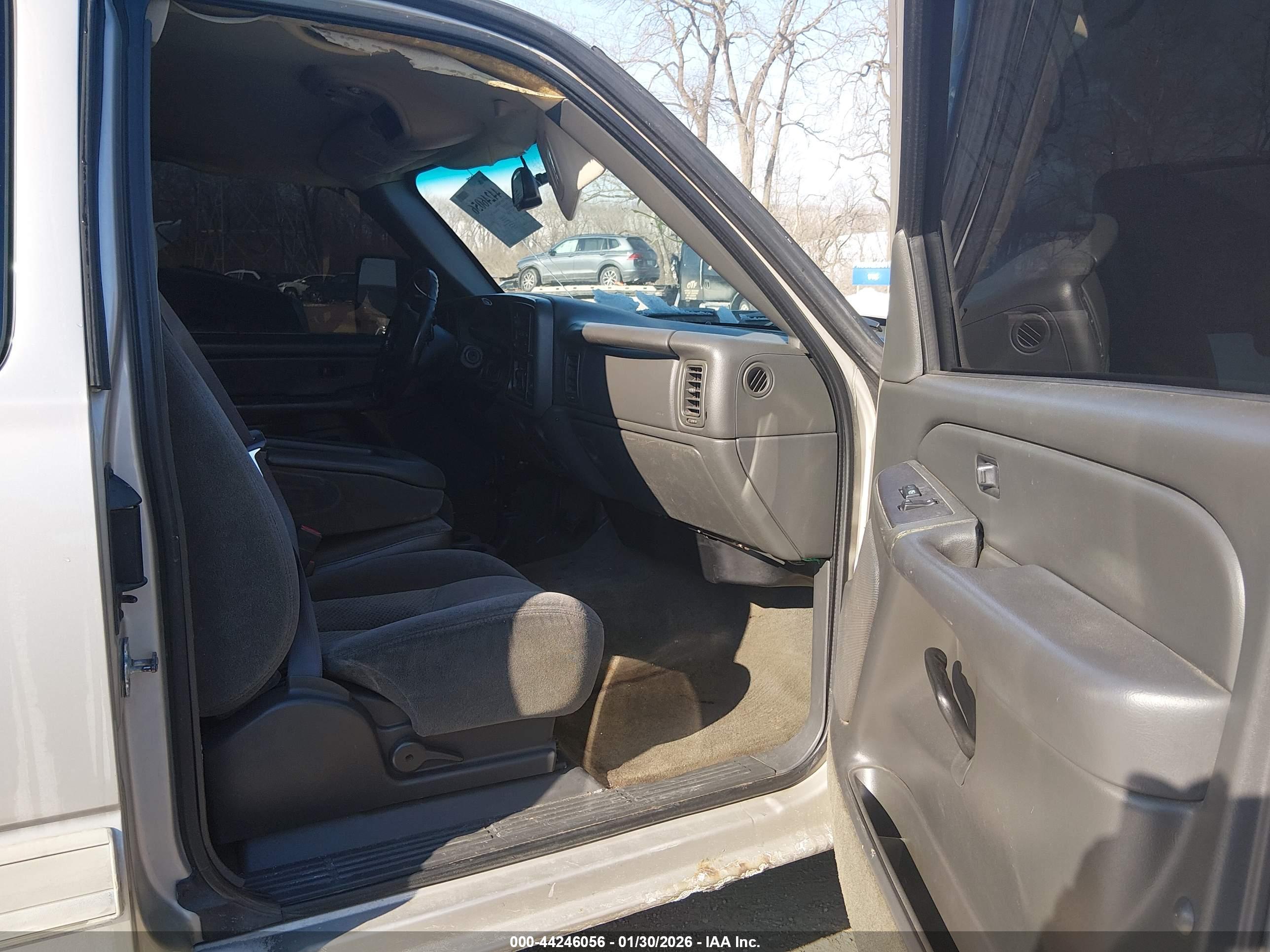 CHEVROLET SILVERADO image 5