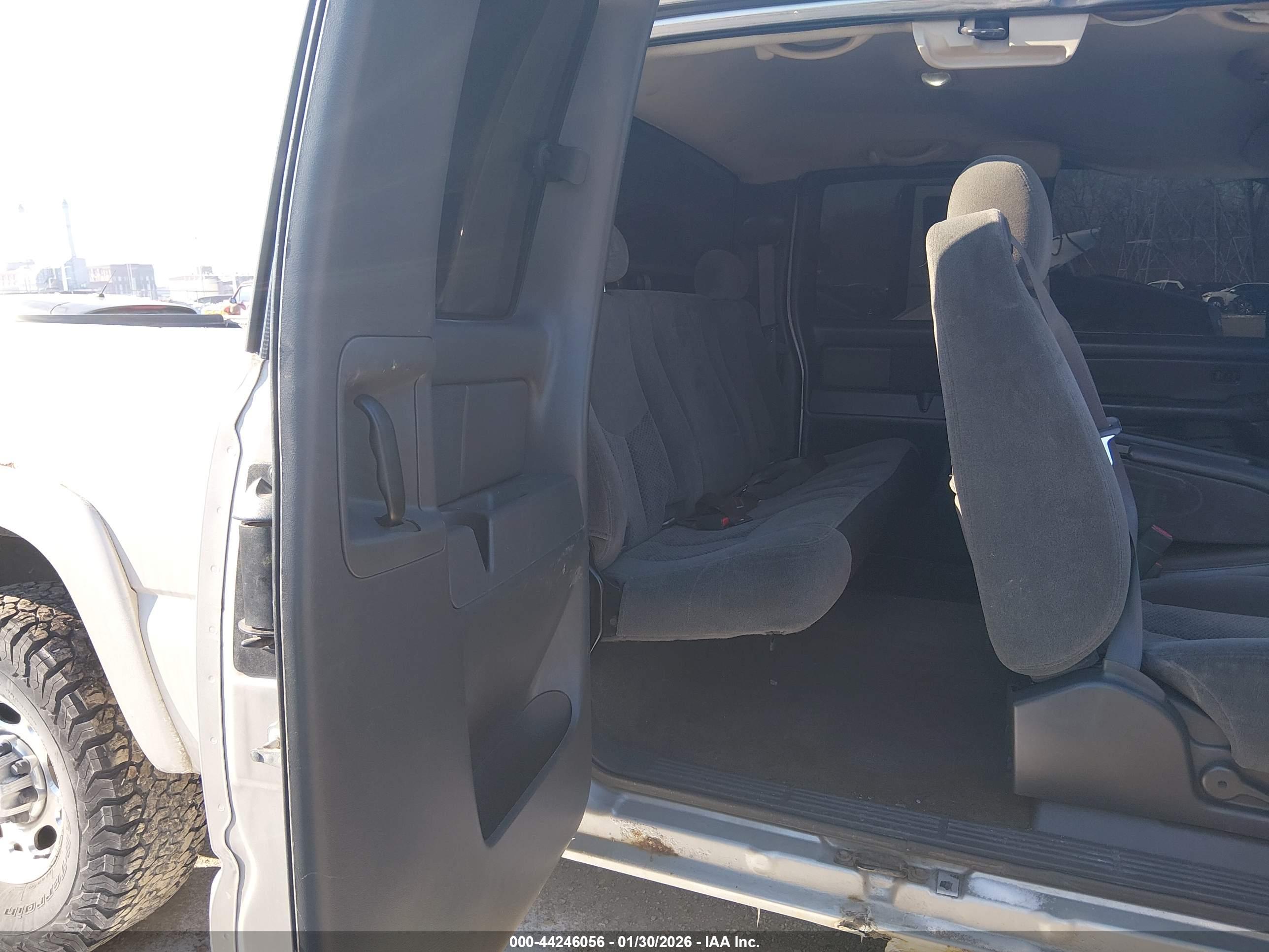 CHEVROLET SILVERADO image 8