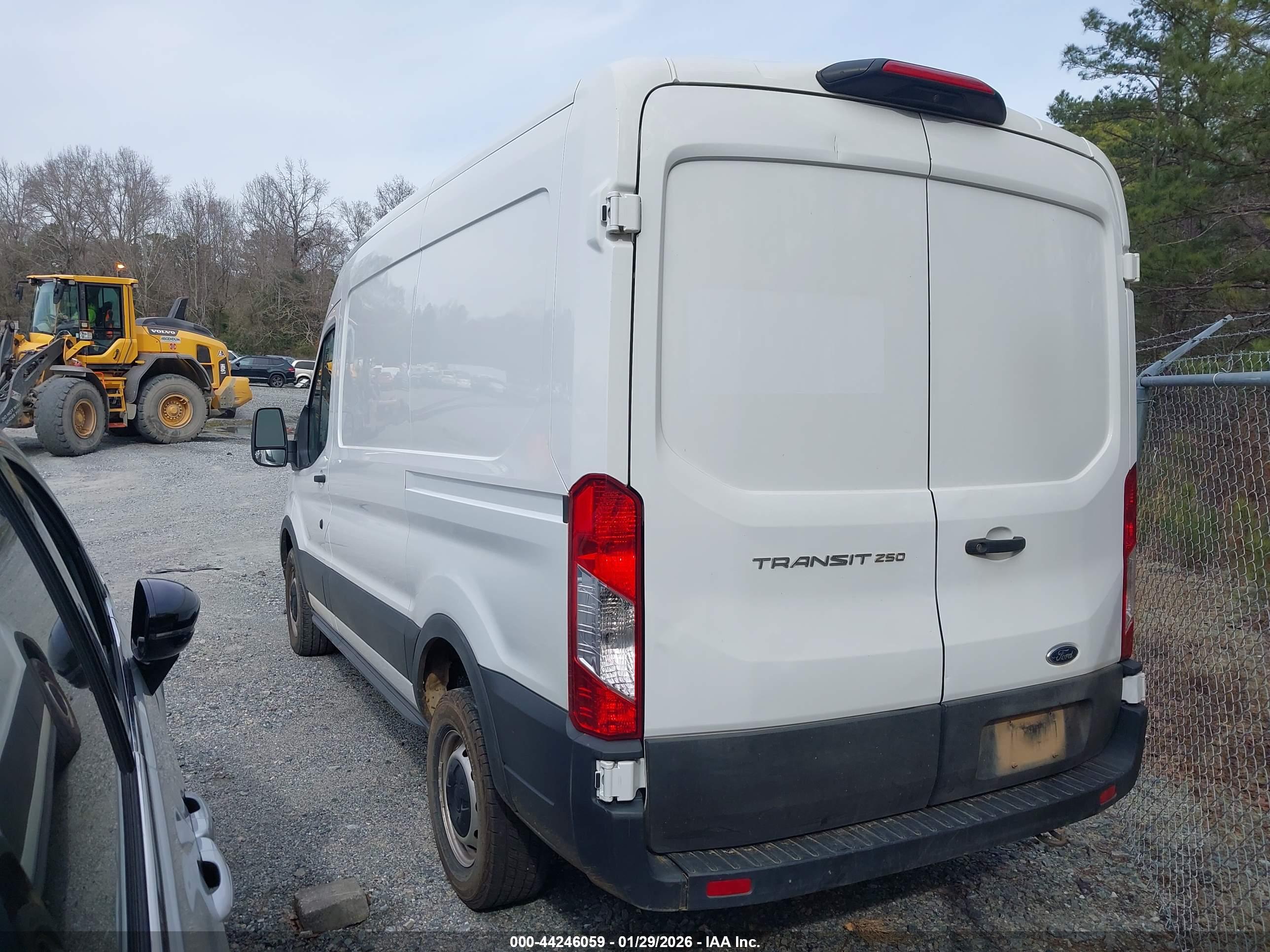 FORD TRANSIT-250 image 3