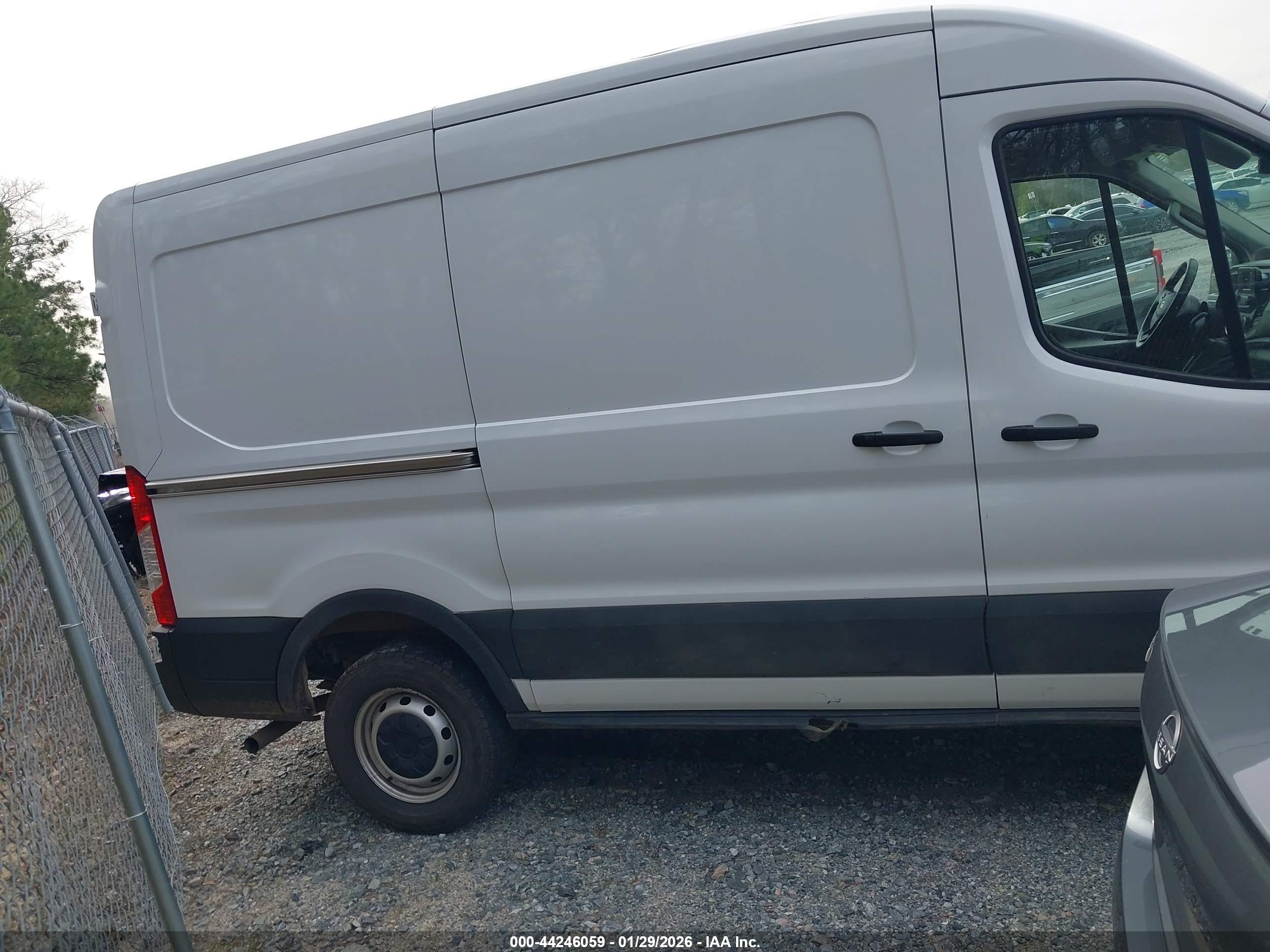 FORD TRANSIT-250 image 4