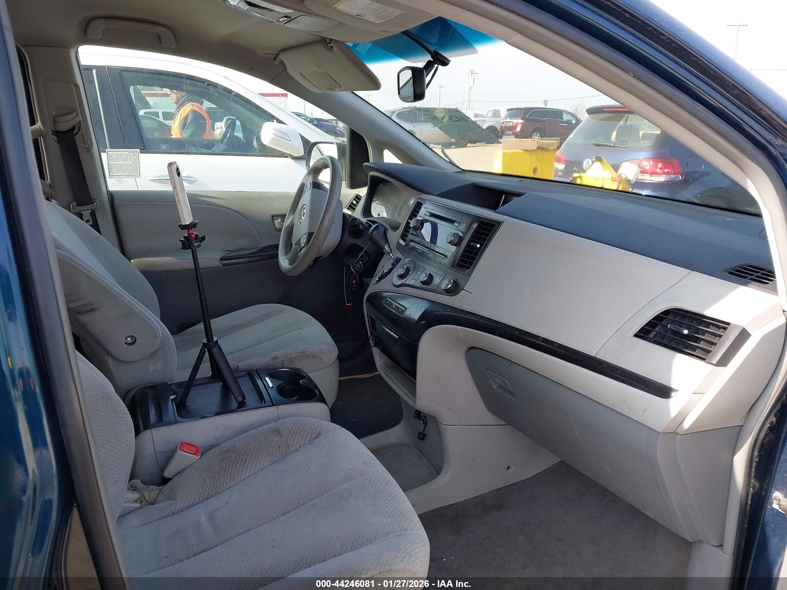 TOYOTA SIENNA image 5