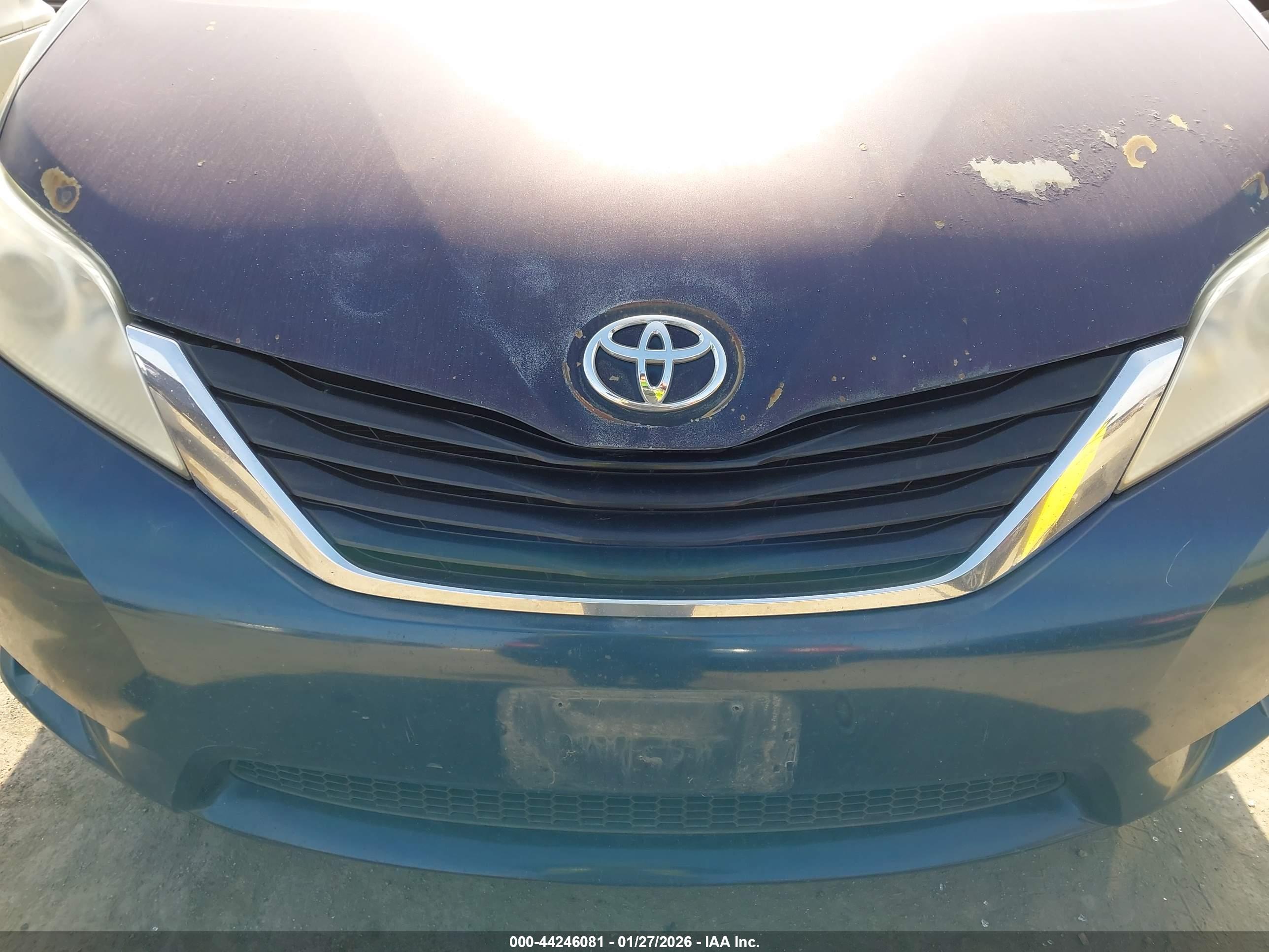 TOYOTA SIENNA image 6
