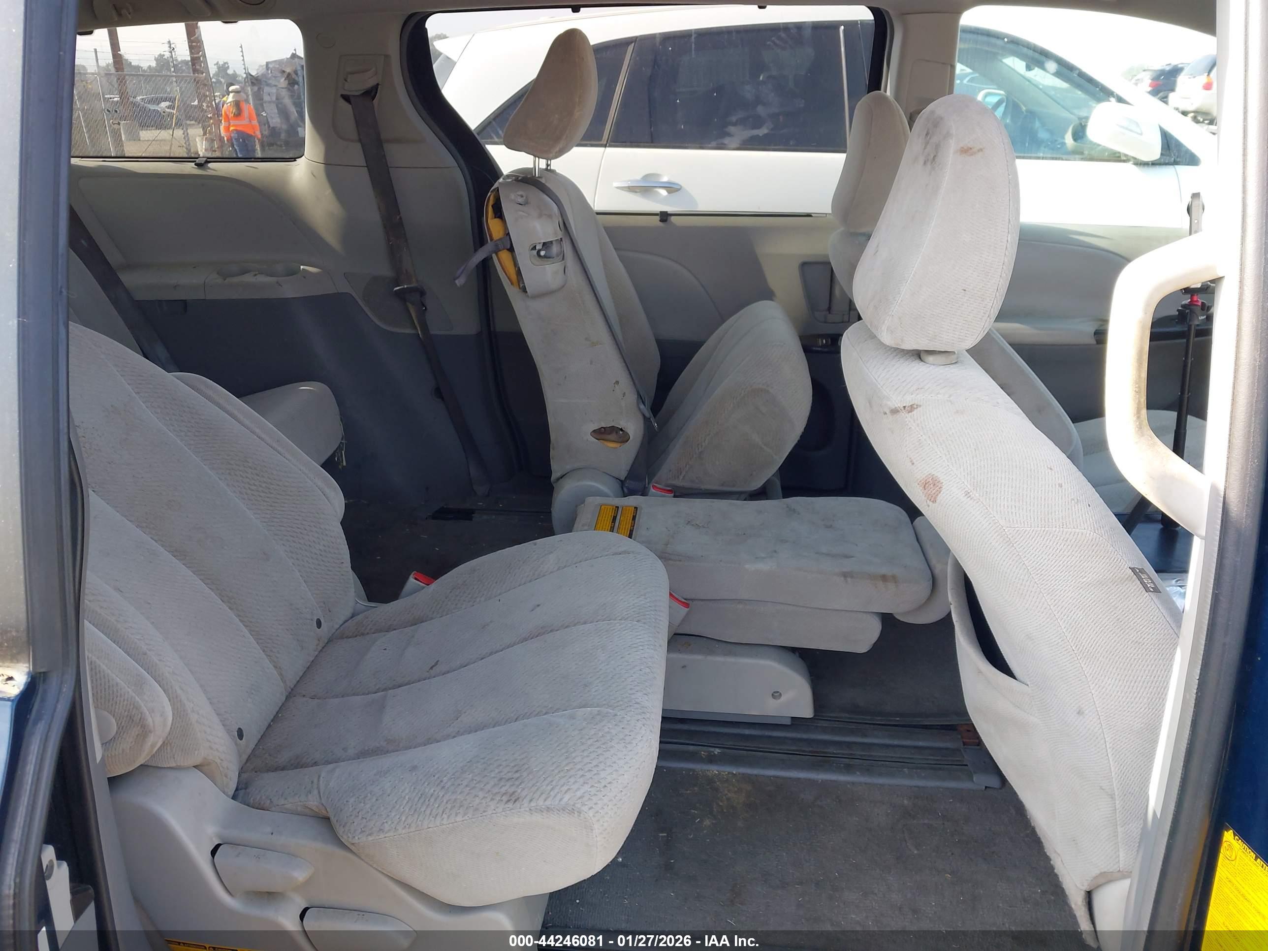 TOYOTA SIENNA image 8