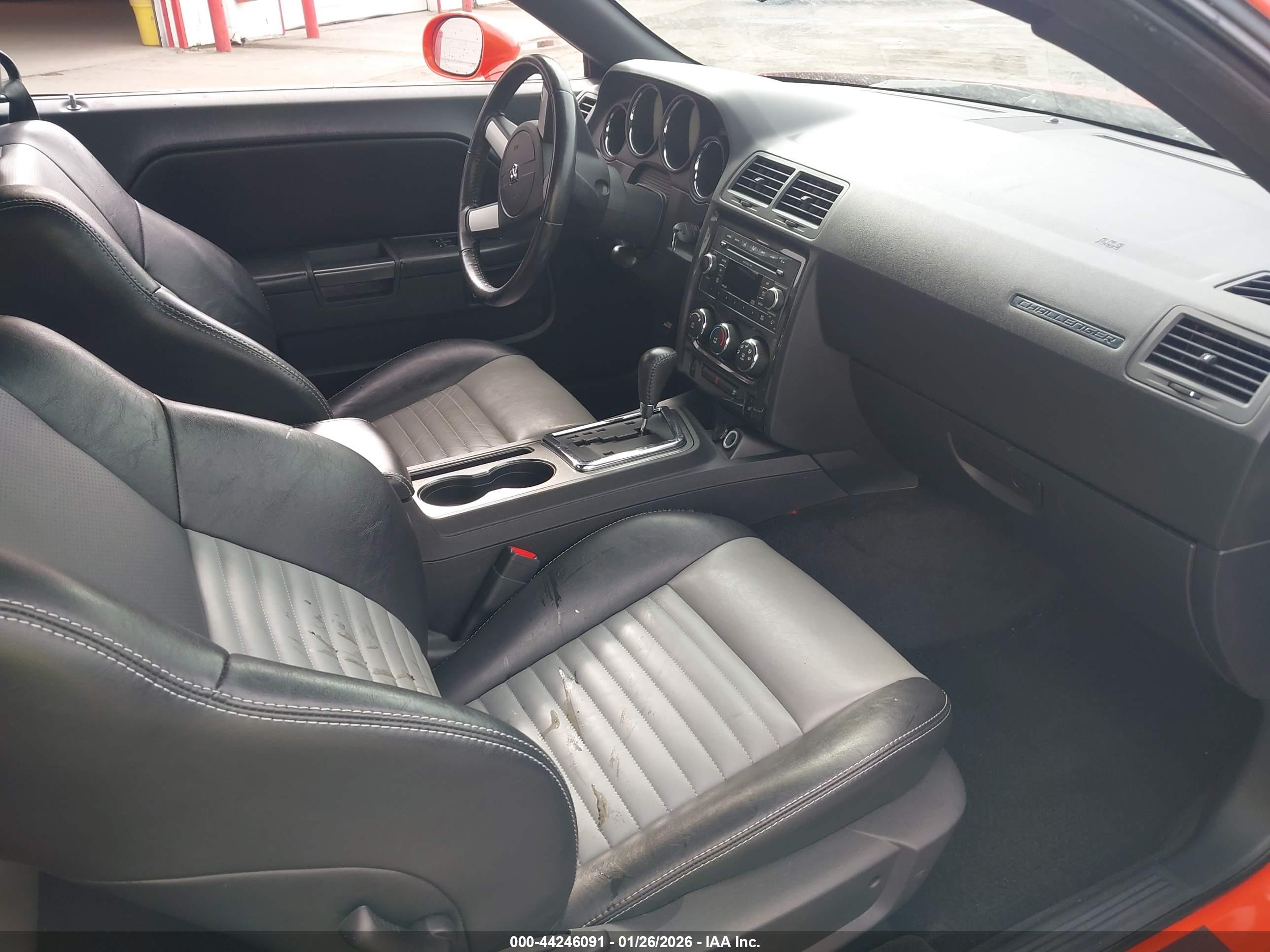 DODGE CHALLENGER image 5