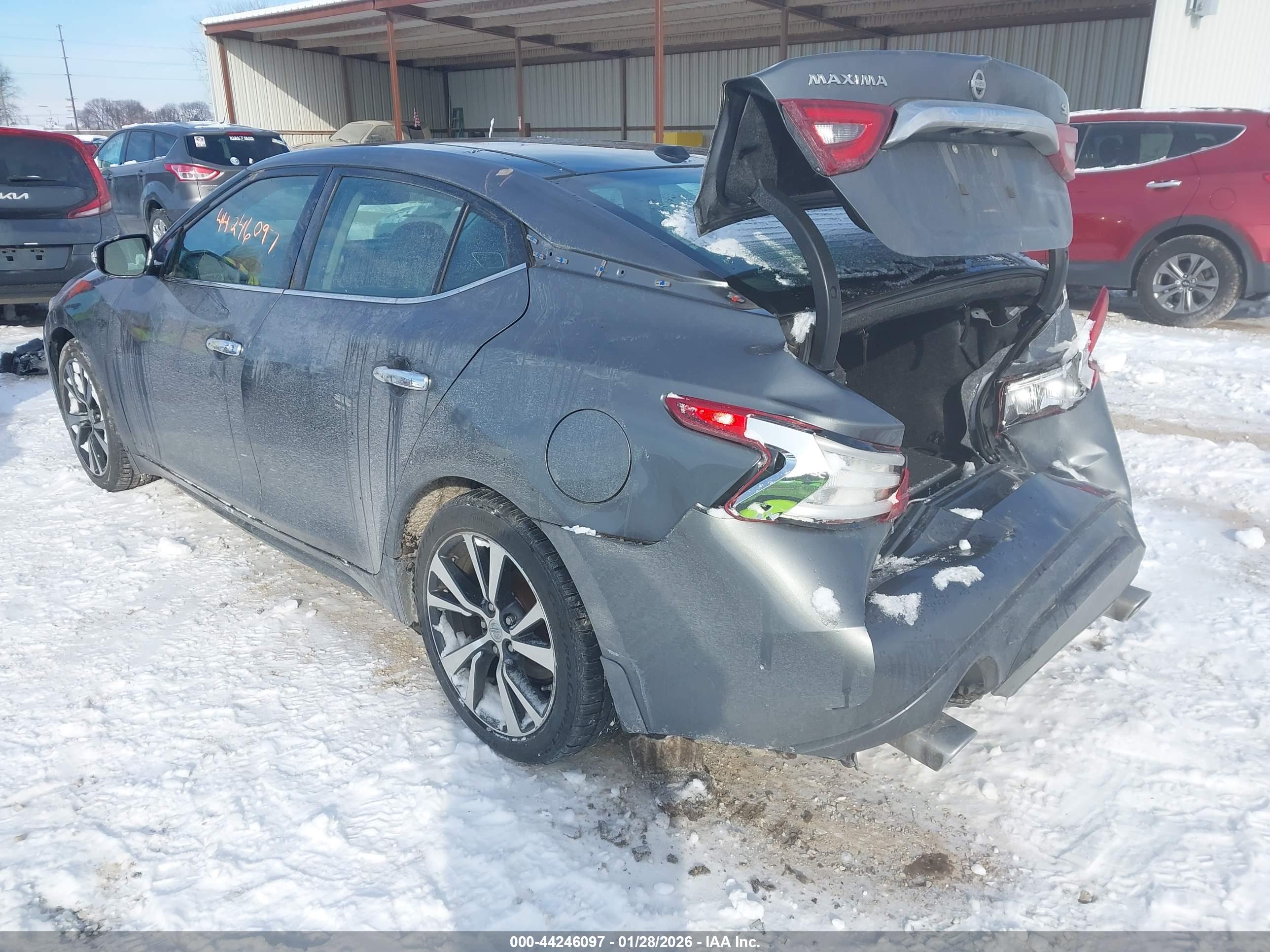 NISSAN MAXIMA image 3