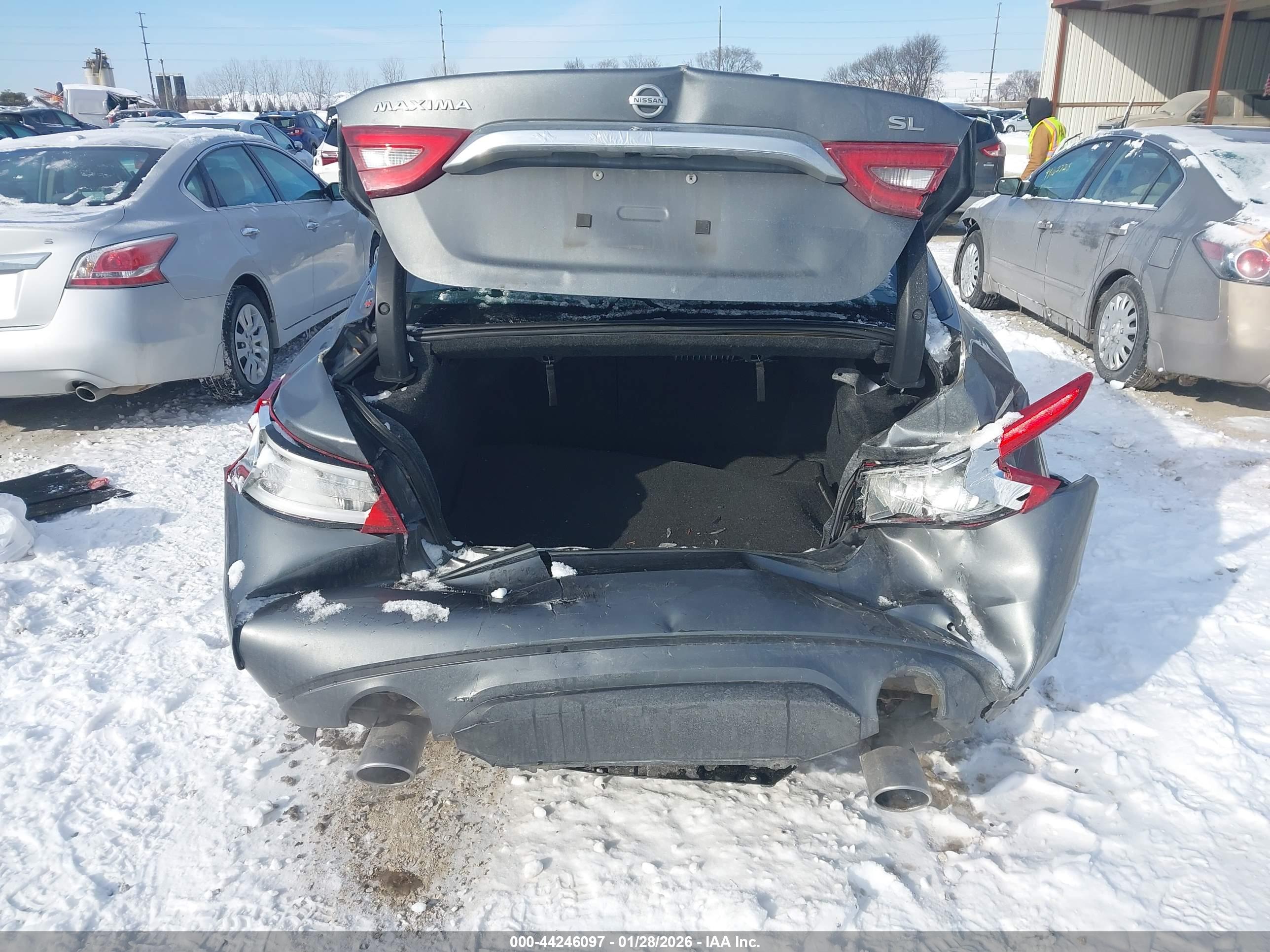NISSAN MAXIMA image 6