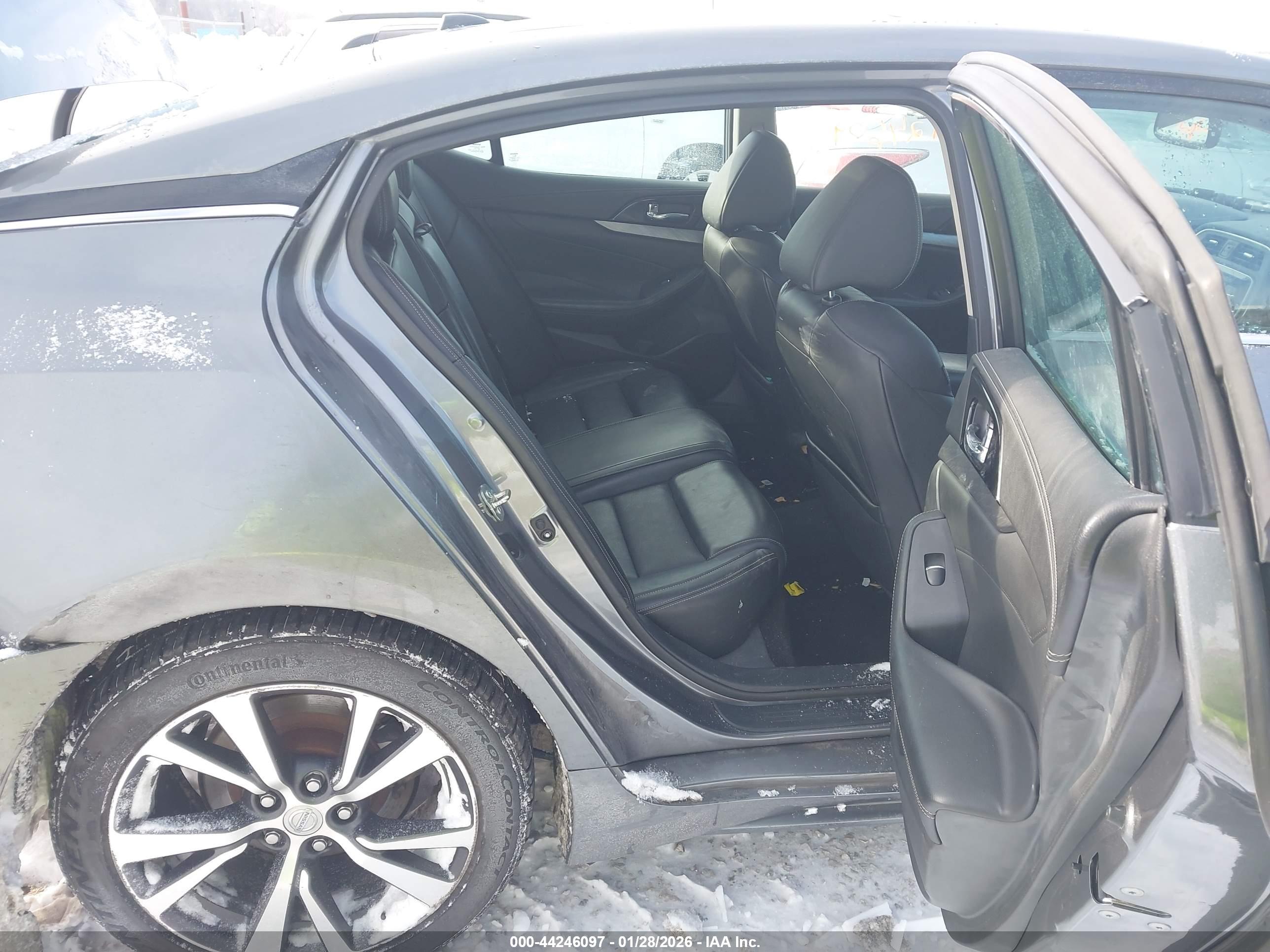 NISSAN MAXIMA image 8