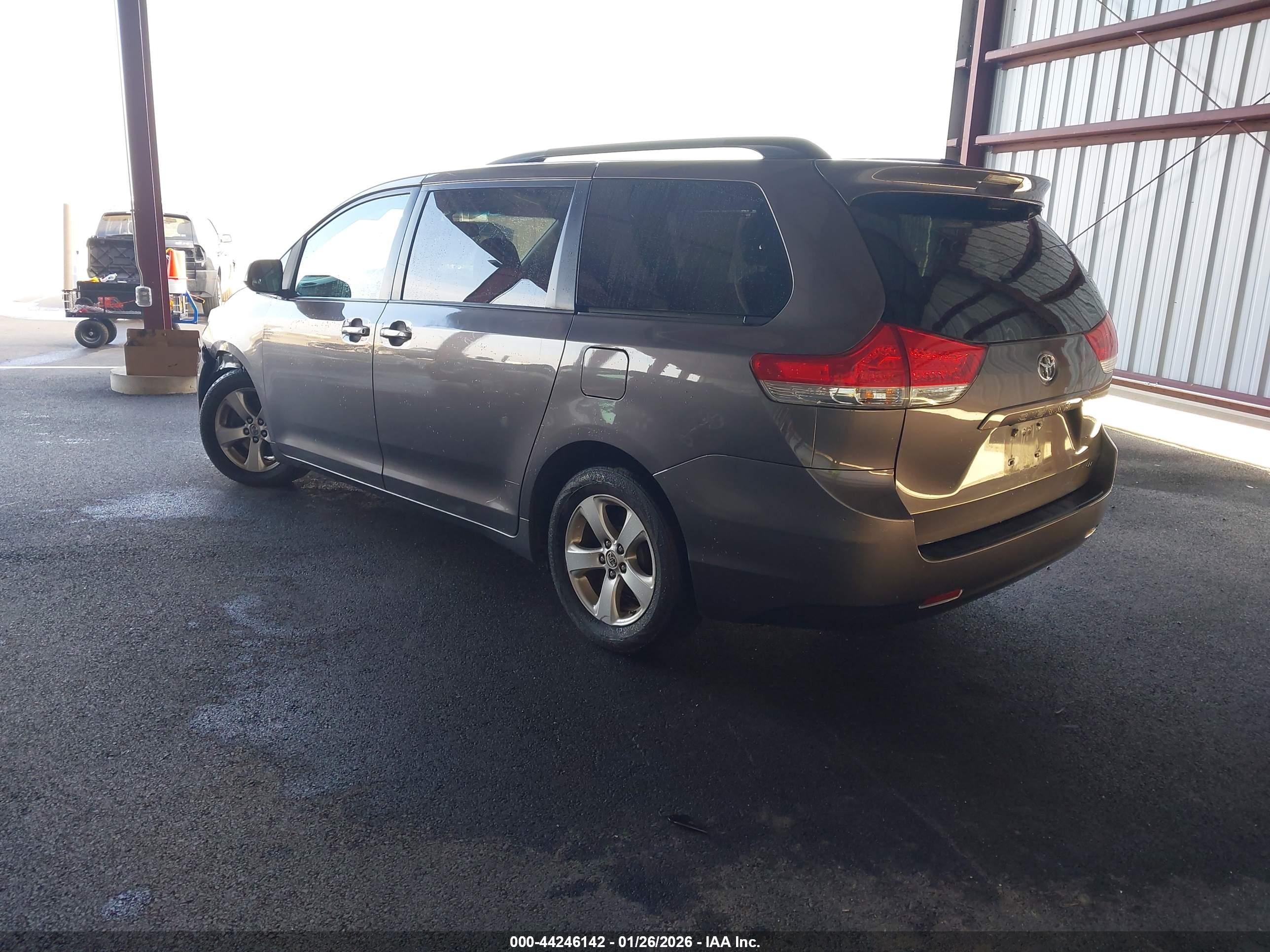 TOYOTA SIENNA image 3