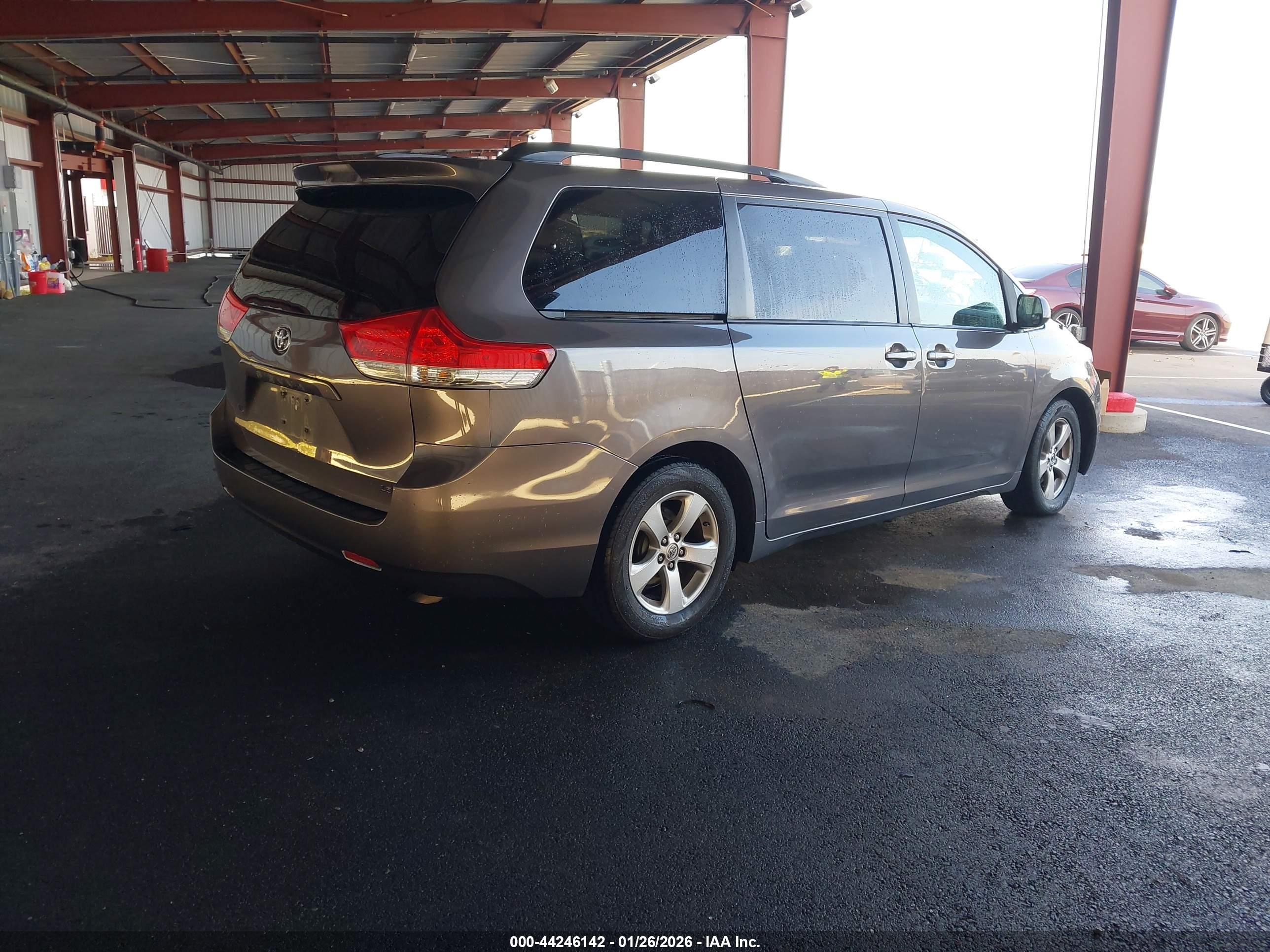 TOYOTA SIENNA image 4