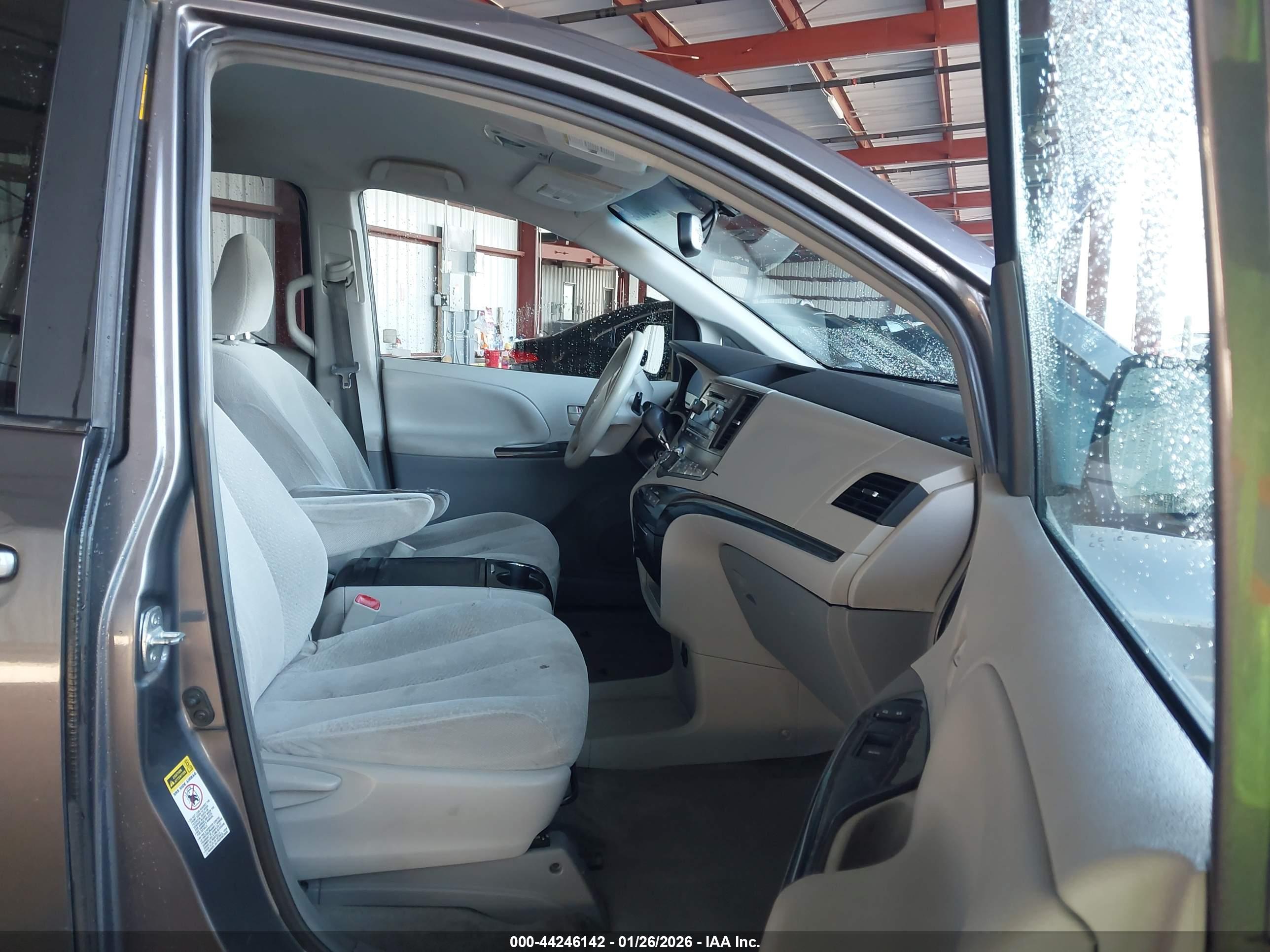 TOYOTA SIENNA image 5