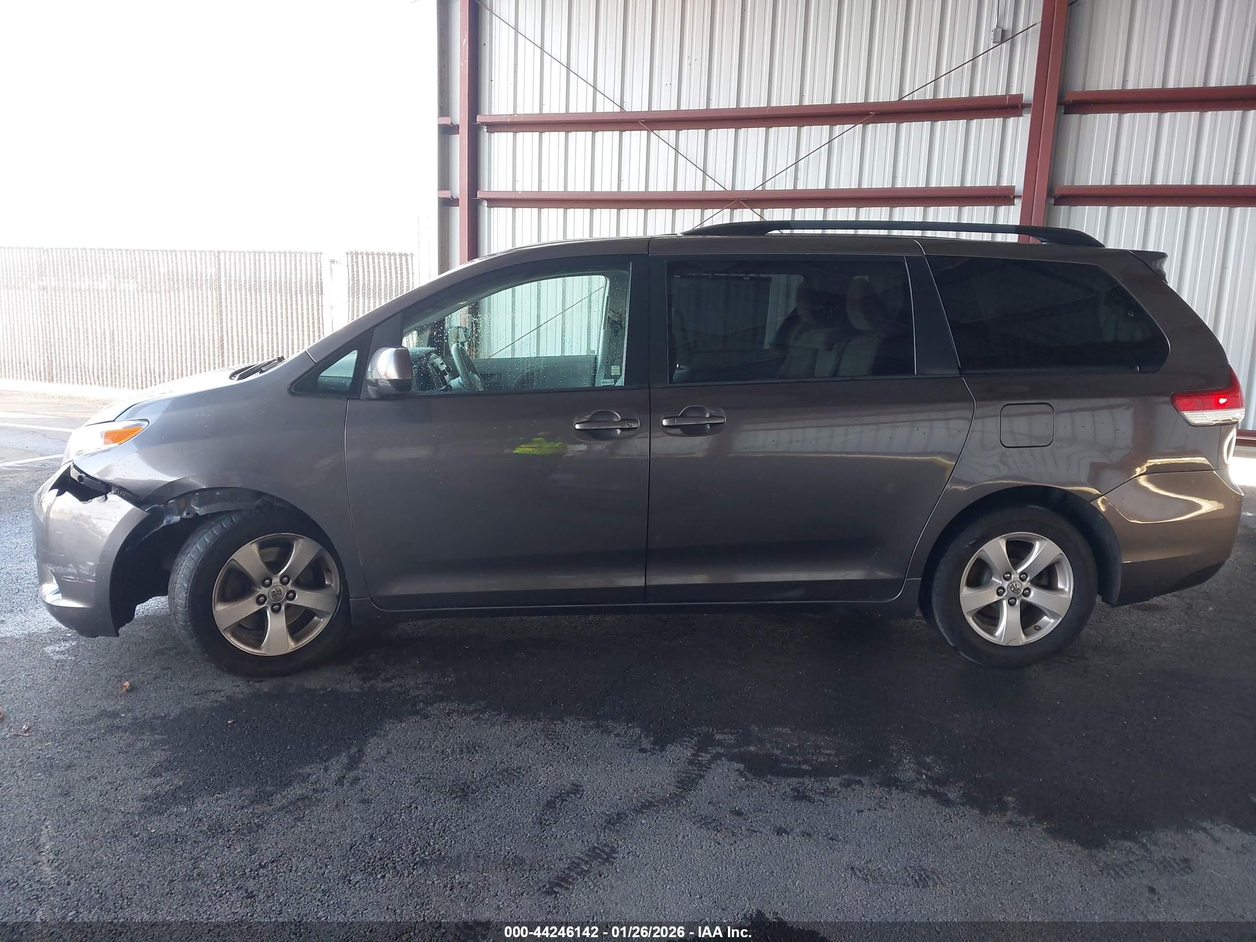 TOYOTA SIENNA image 6