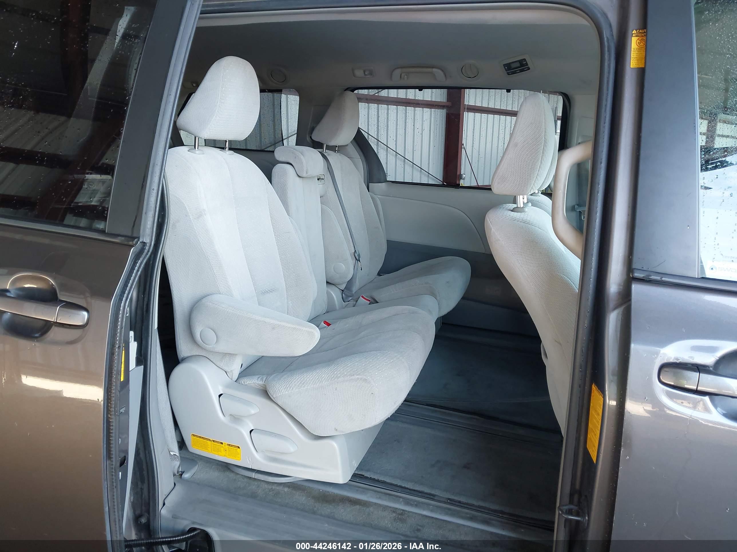 TOYOTA SIENNA image 8