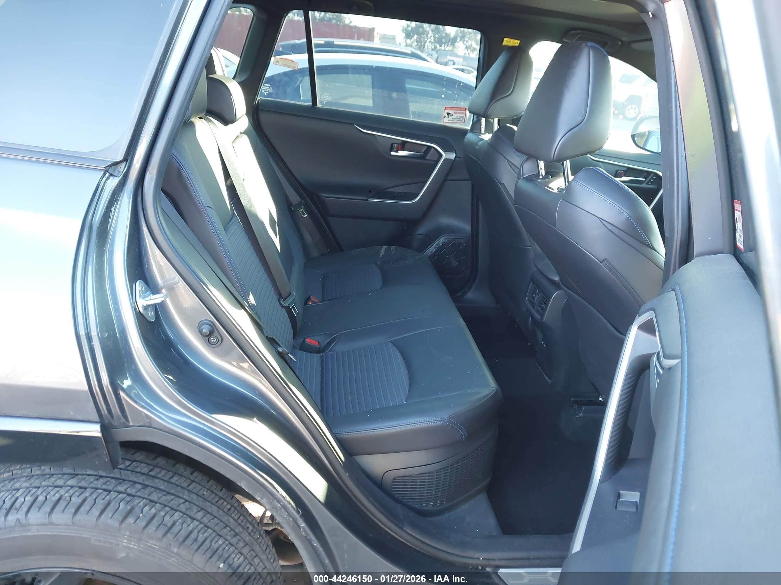 TOYOTA RAV4 image 8