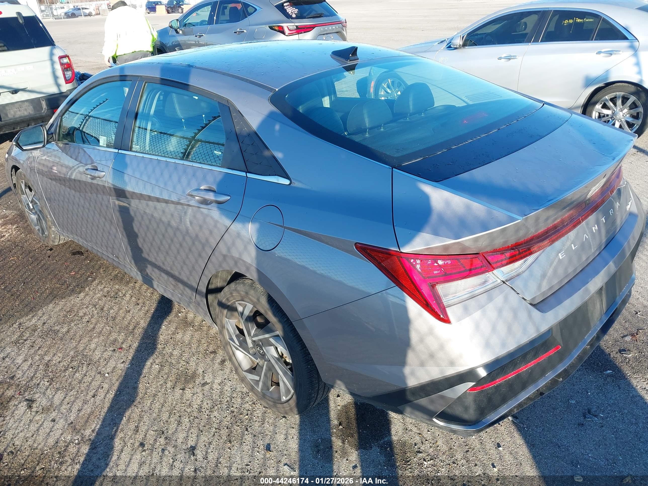HYUNDAI ELANTRA image 3