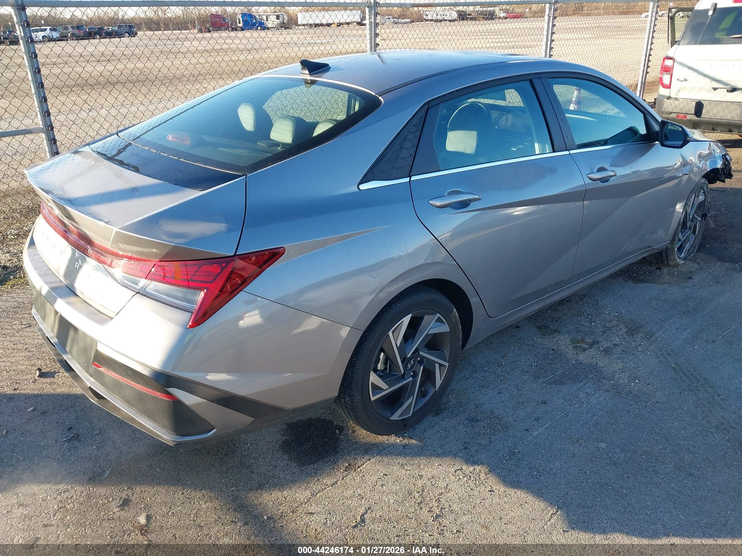HYUNDAI ELANTRA image 4